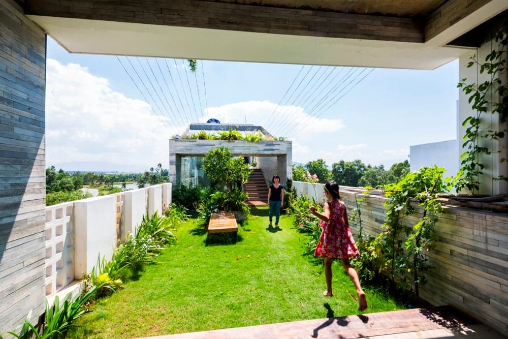 Nhà phố 5x35m thiết kế cả một sân vườn trên tầng thượng để con thoả thích nô đùa