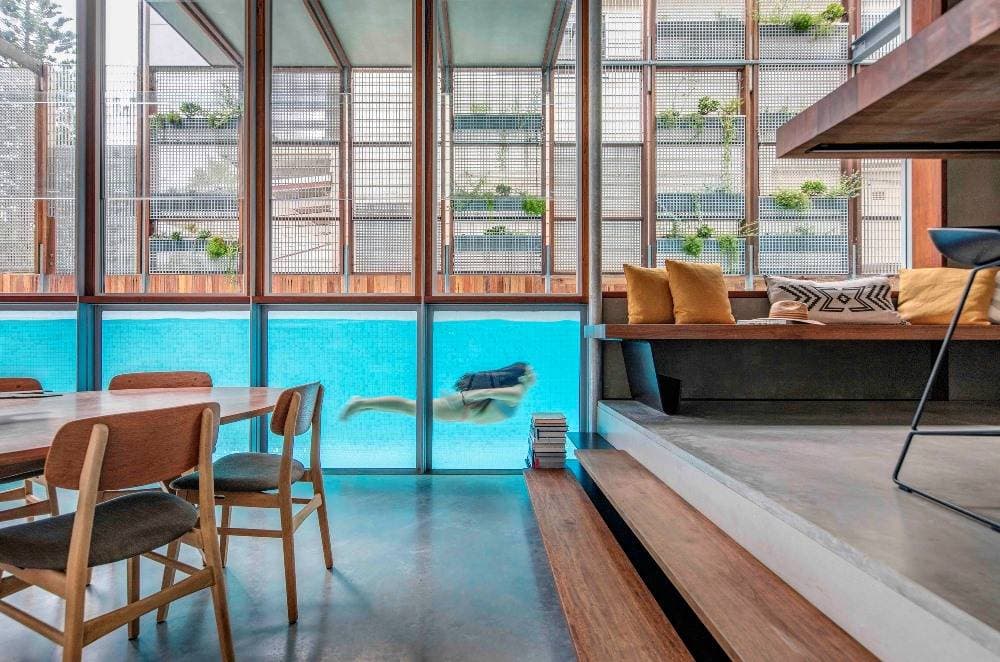 Living Screen House: Căn dinh thự với mặt tiền lưới thép, không gian mở và bể bơi nổi trong nhà