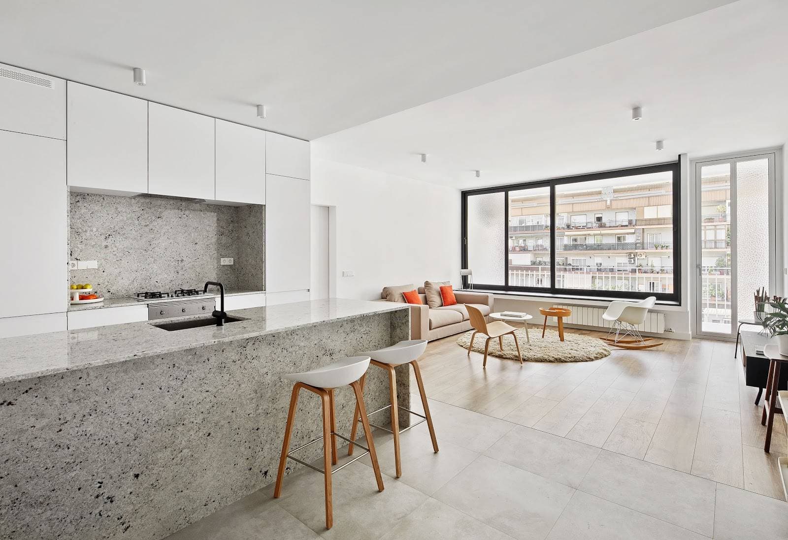 Cách bài trí căn hộ tiết kiệm chi phí và không gian rộng như Villarroel Apartment cho gia đình trẻ