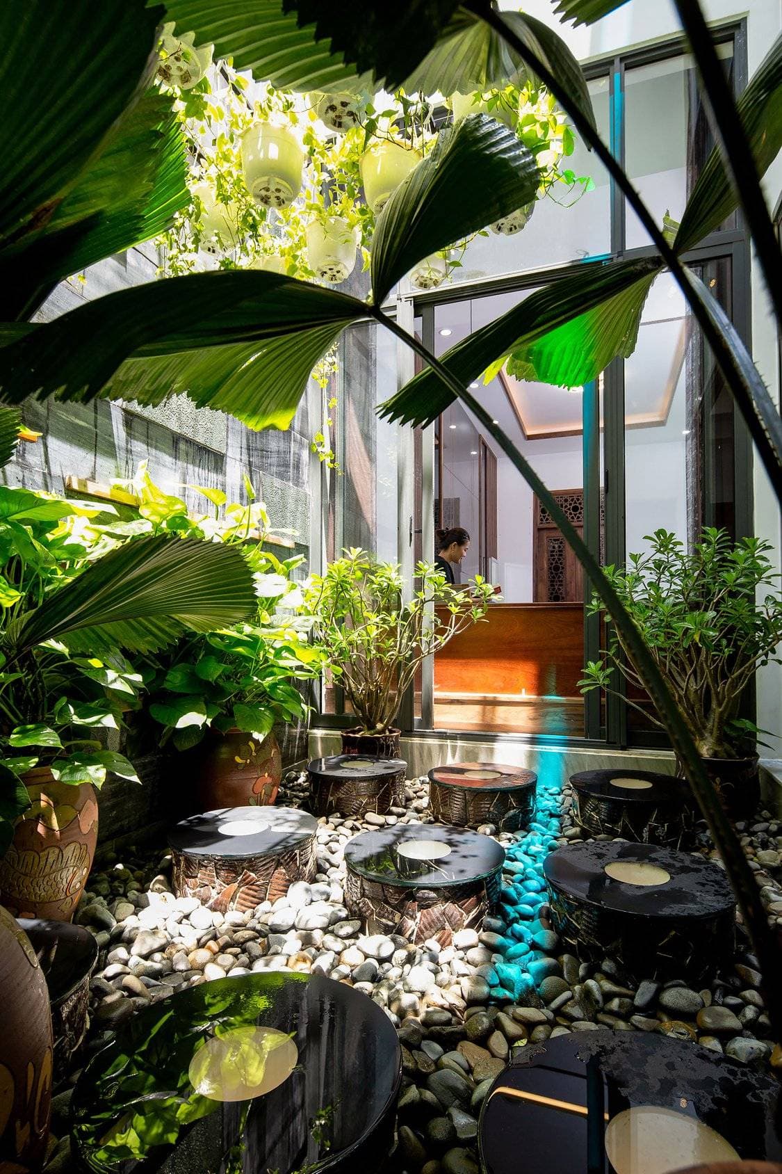 Ngôi nhà phố HH Greenlung gây ấn tượng với khoảng giếng trời ngập tràn cây xanh ở Hội An