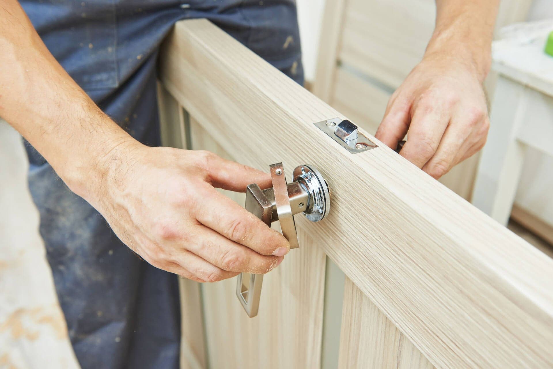 4 lỗi hỏng cửa gỗ thường gặp và cách tự sửa cửa gỗ bị hỏng tại nhà