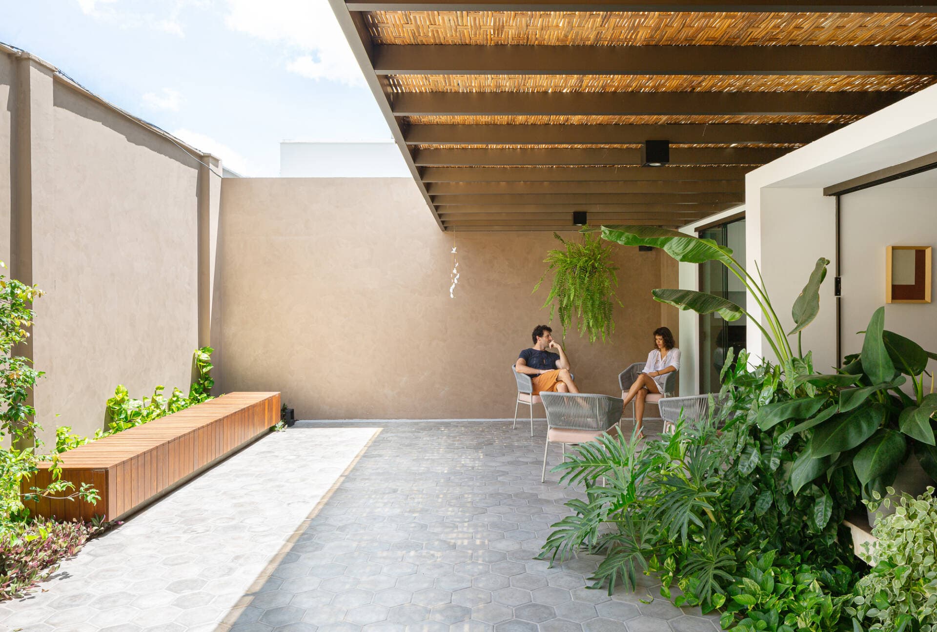 Oasis House - Căn nhà “Ốc đảo” xanh mát với khoảng sân trong đầy tự tại, an nhiên