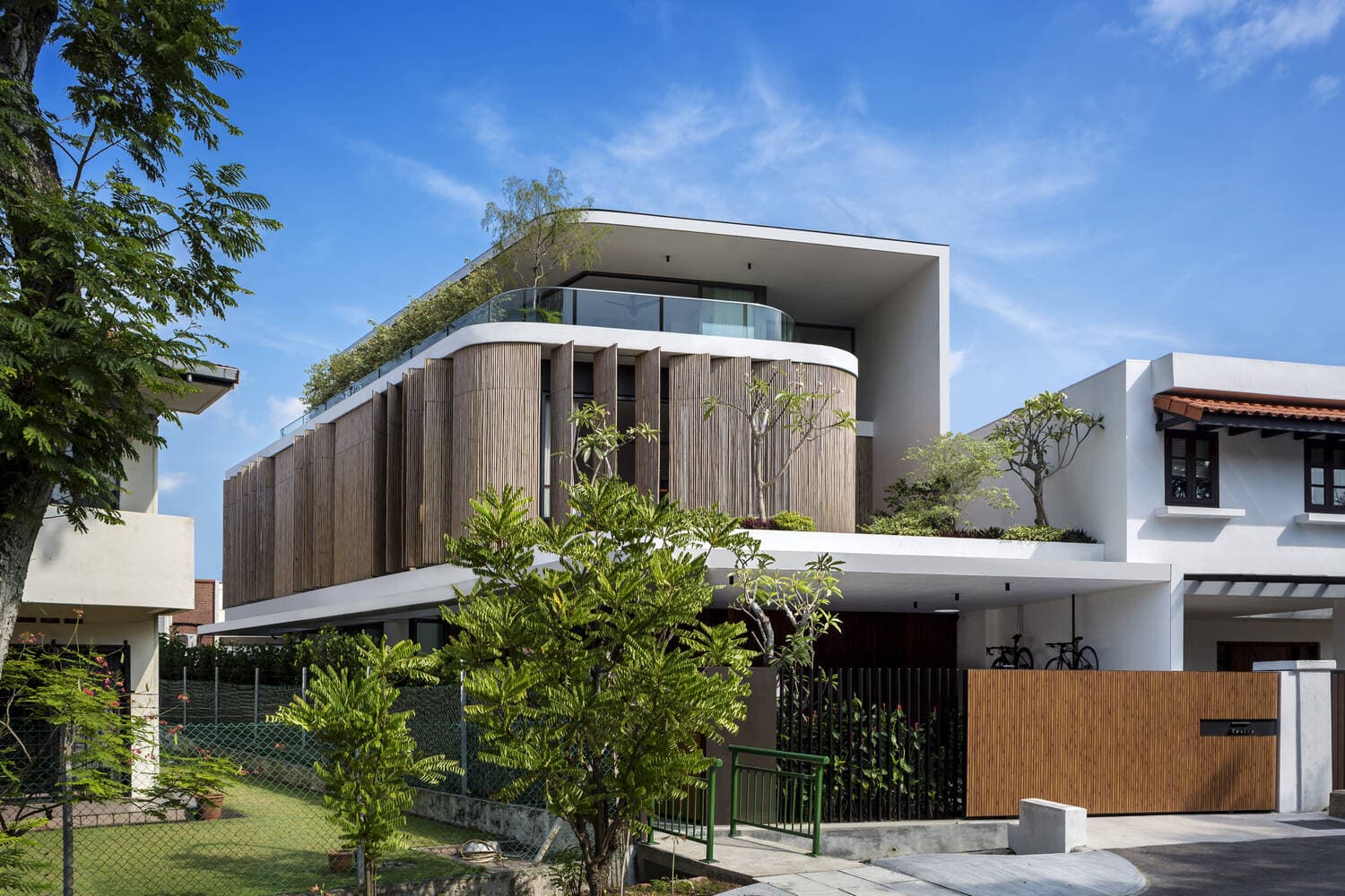 Bamboo Veil House - Ngôi nhà liền kề nằm trên mảnh đất hình thang của gia chủ yêu tre tại Singapore