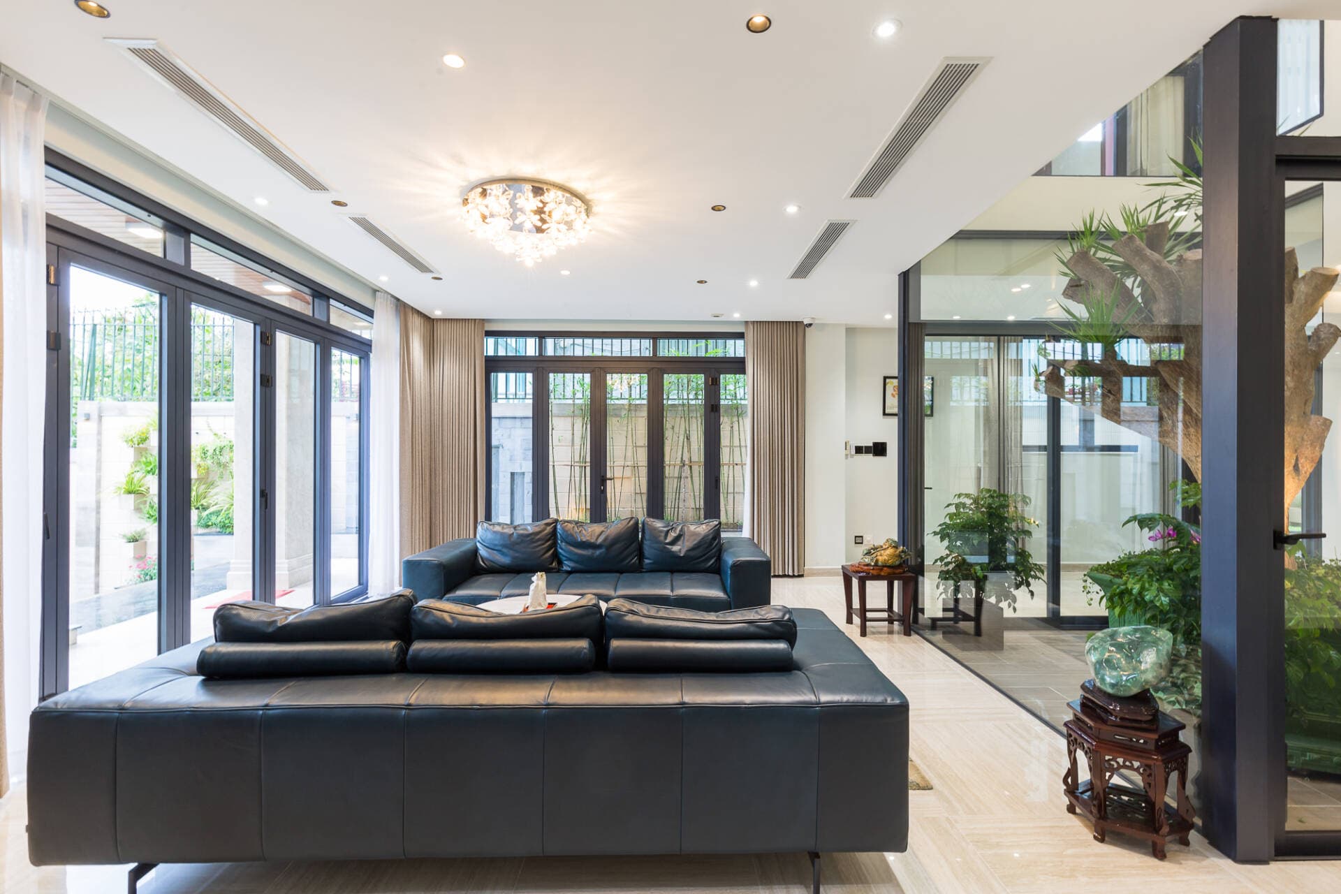 Nhà phố ở Bến Tre với thiết kế 2 khoảng thông tầng và các không gian mở thoáng sáng