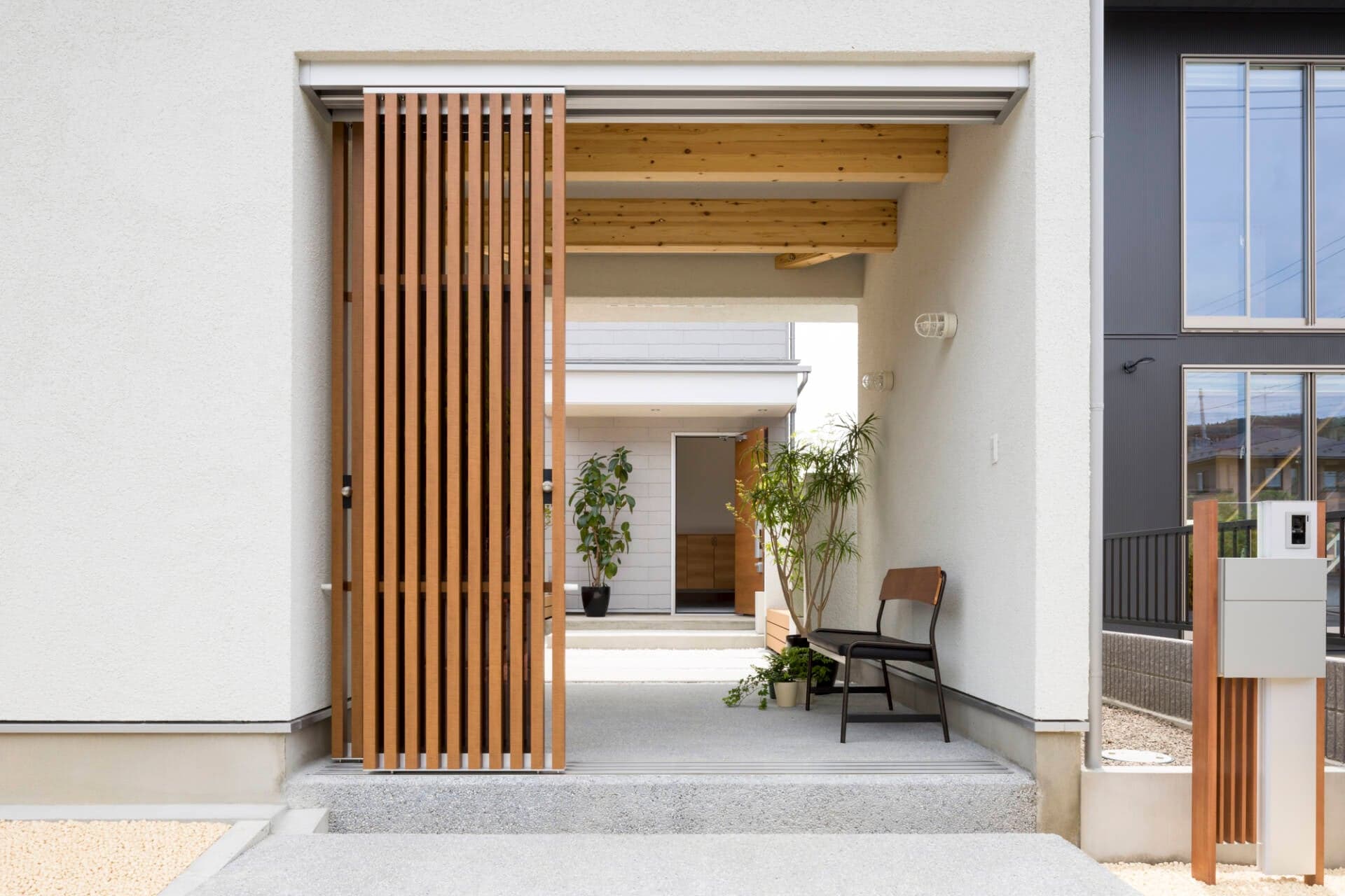 Mon House - Nhà Nhật sử dụng hẳn 1 khối nhà làm… cổng, ngăn cách không gian sống với thế giới bên ngoài