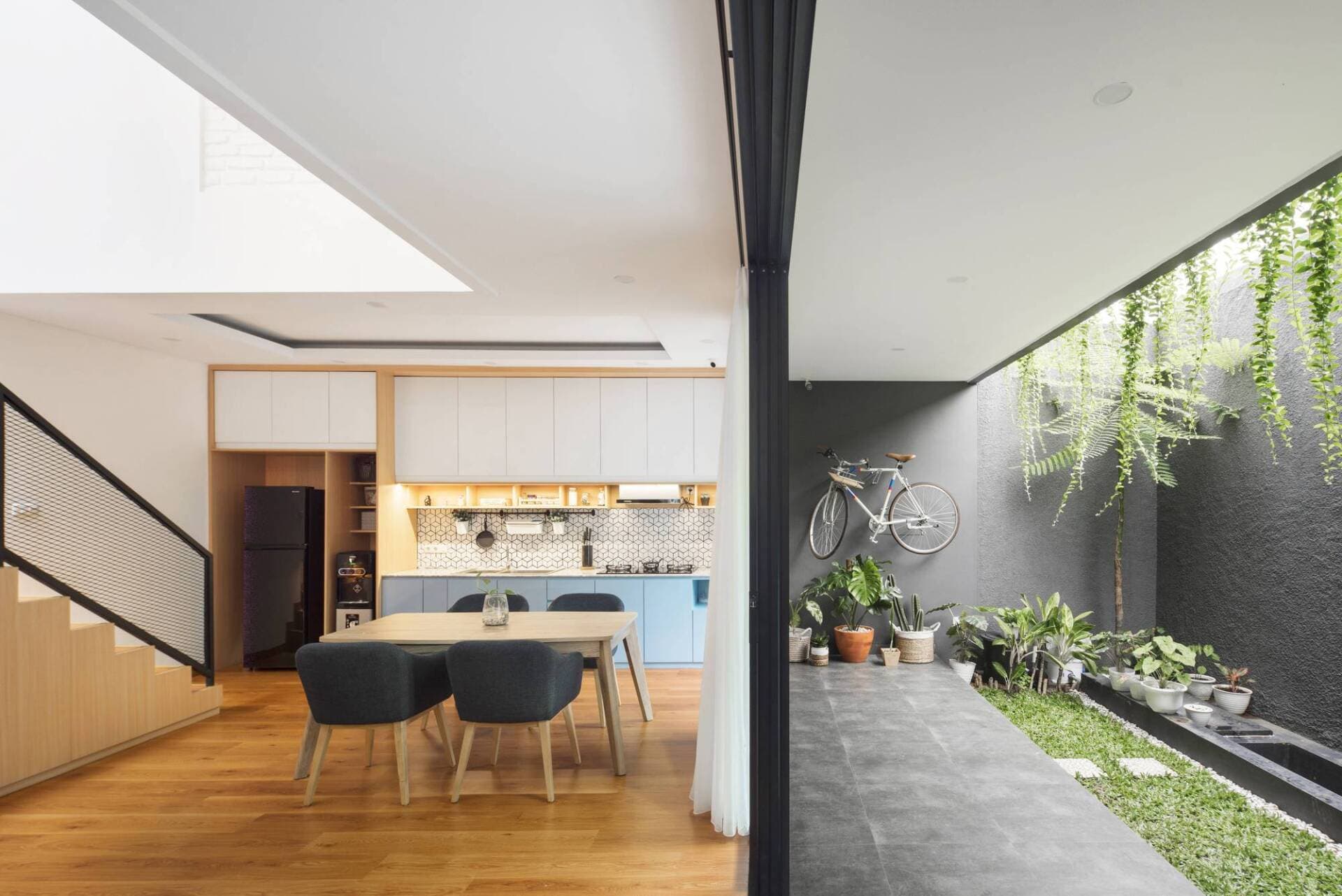 Elora House ứng dụng mặt tiền 2 lớp tránh nóng với gam màu xám đen đầy ấn tượng