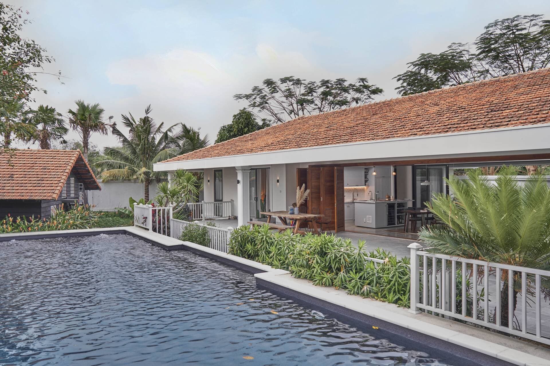 Biệt thự ngói đỏ bên sông Sài Gòn, để gia chủ nước ngoài tận hưởng thiên nhiên tươi đẹp của Việt Nam