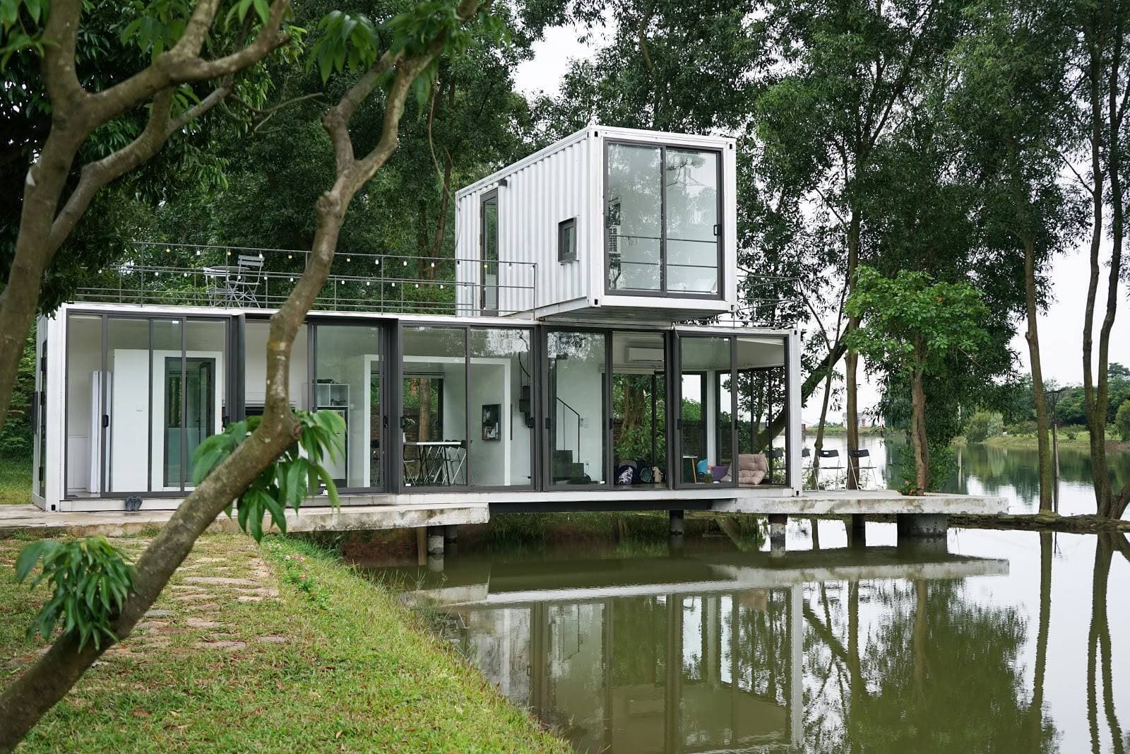 Làm nhà container có bị sét đánh không? Sự thật và giải pháp kỹ thuật cần biết