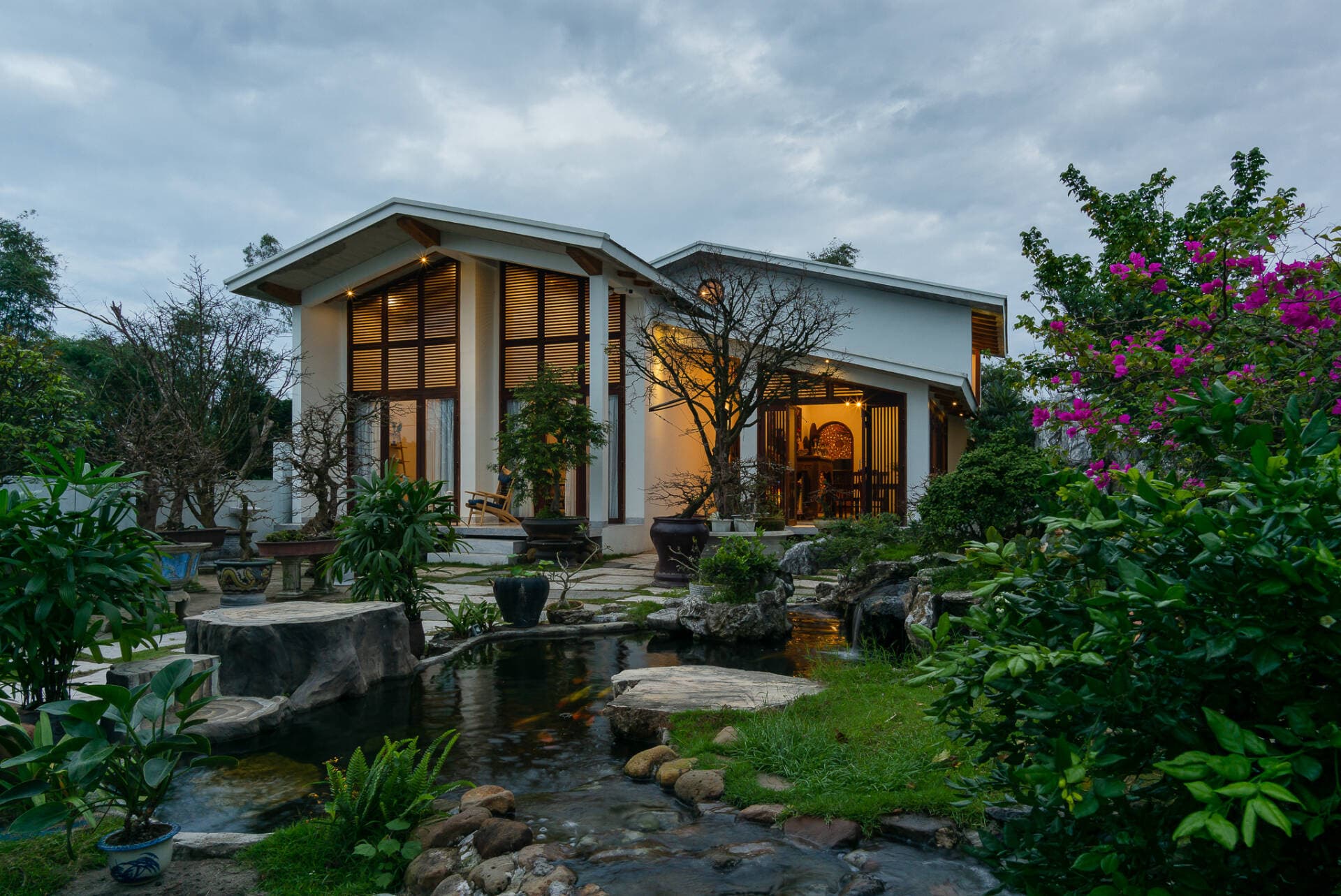 Nhà Nhúm - ngôi nhà cấp 4 nằm trên khu đất rộng 1450m2 được bao bọc bởi cây xanh đầy yên ả tại Quảng Nam