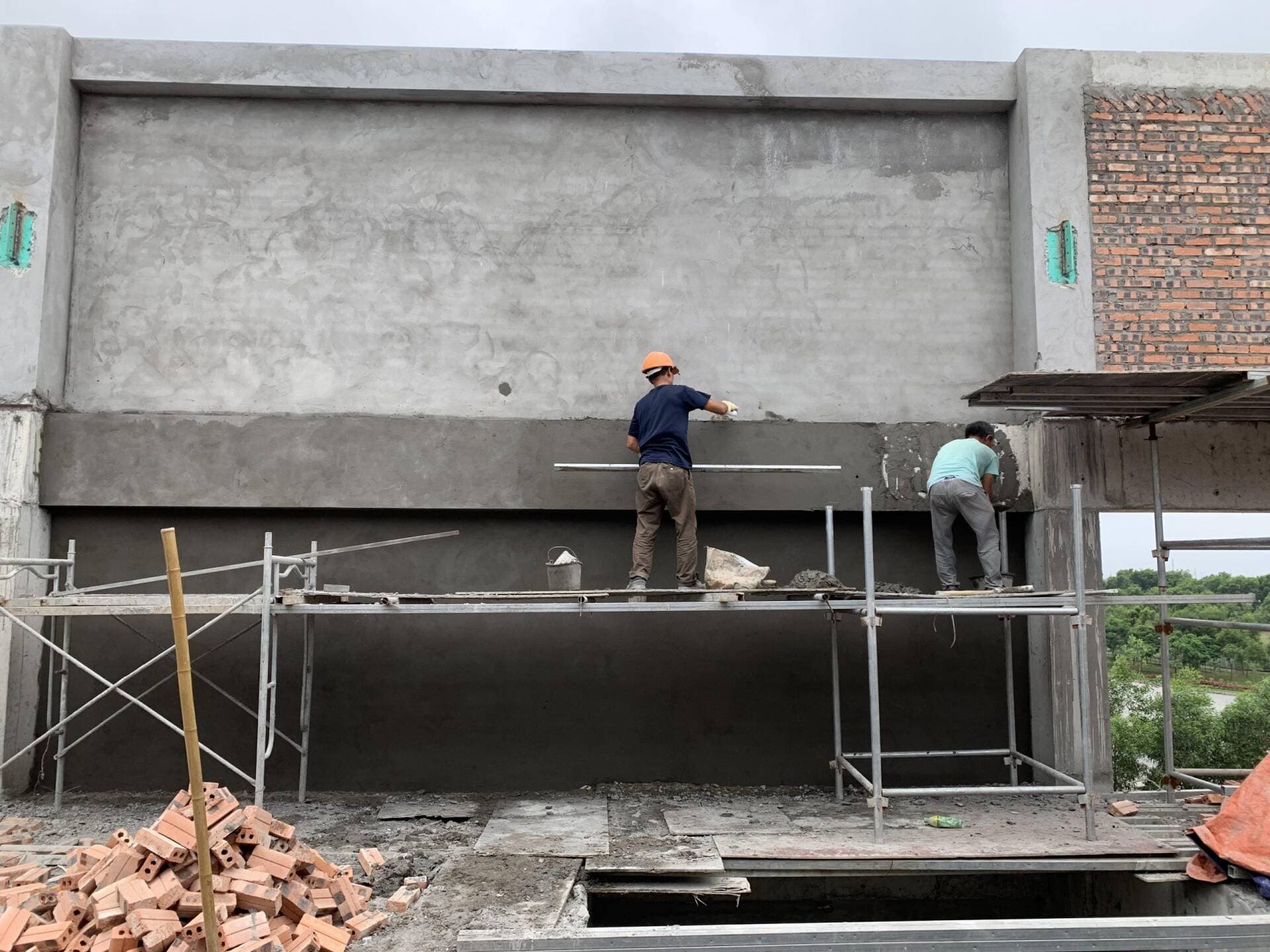KTS tư vấn “Làm gì khi hàng xóm không cho trát tường?”