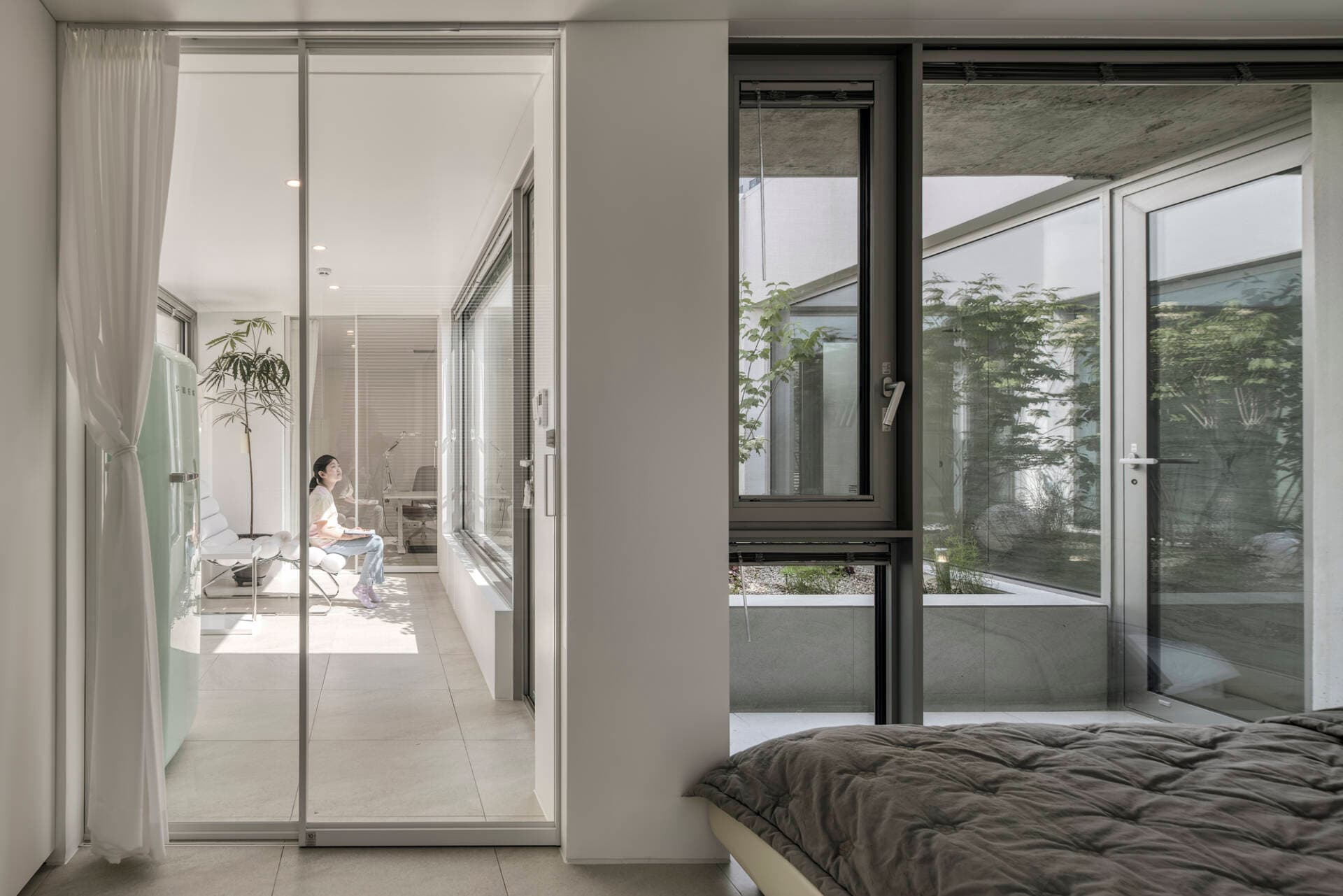 Nhà 2 tầng thiết kế đan xen 5 khoảng sân, vừa làm mát vừa khắc phục tốt thế đất méo