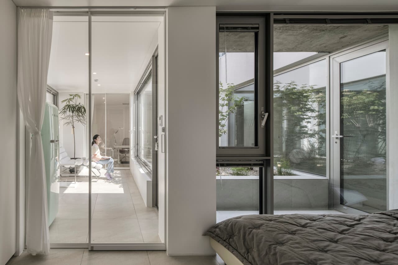 Nhà 2 tầng thiết kế đan xen 5 khoảng sân, vừa làm mát vừa khắc phục tốt thế đất méo