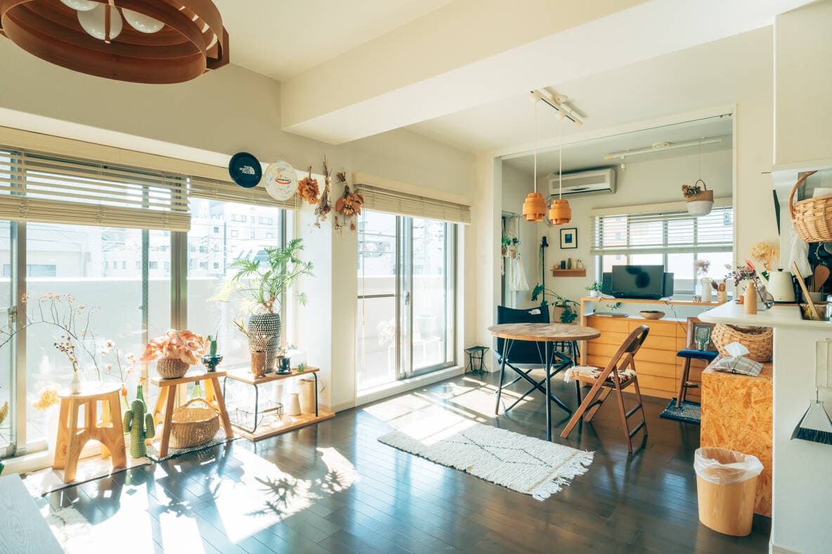 Sở hữu ban công và cửa kính lớn chạy dài 2 phòng, căn hộ 130m2 có “mặt tiền” chẳng kém cạnh nhà phố