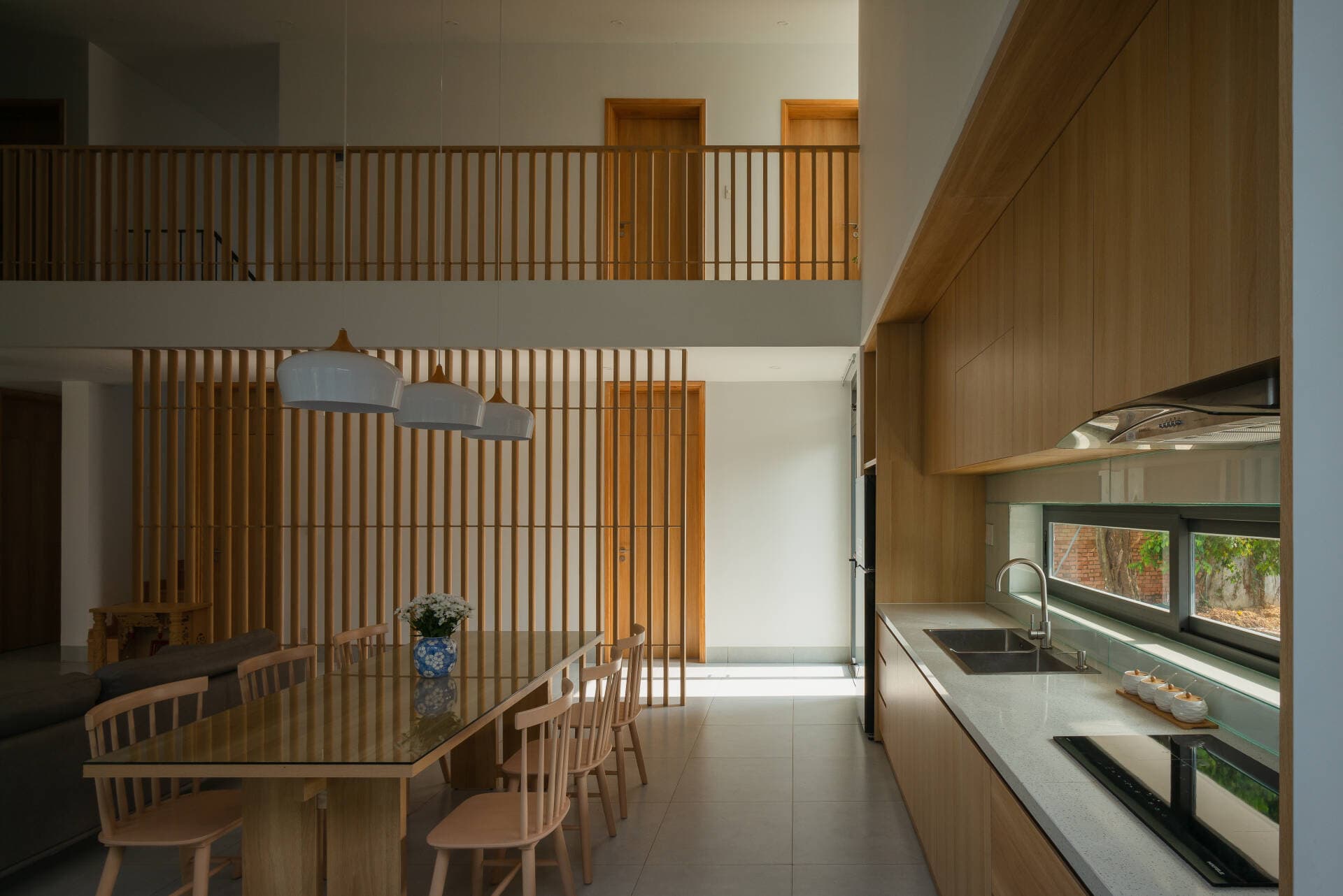 Học hỏi cách tối giản nội thất để tăng kết nối thiên nhiên của Peaceful House