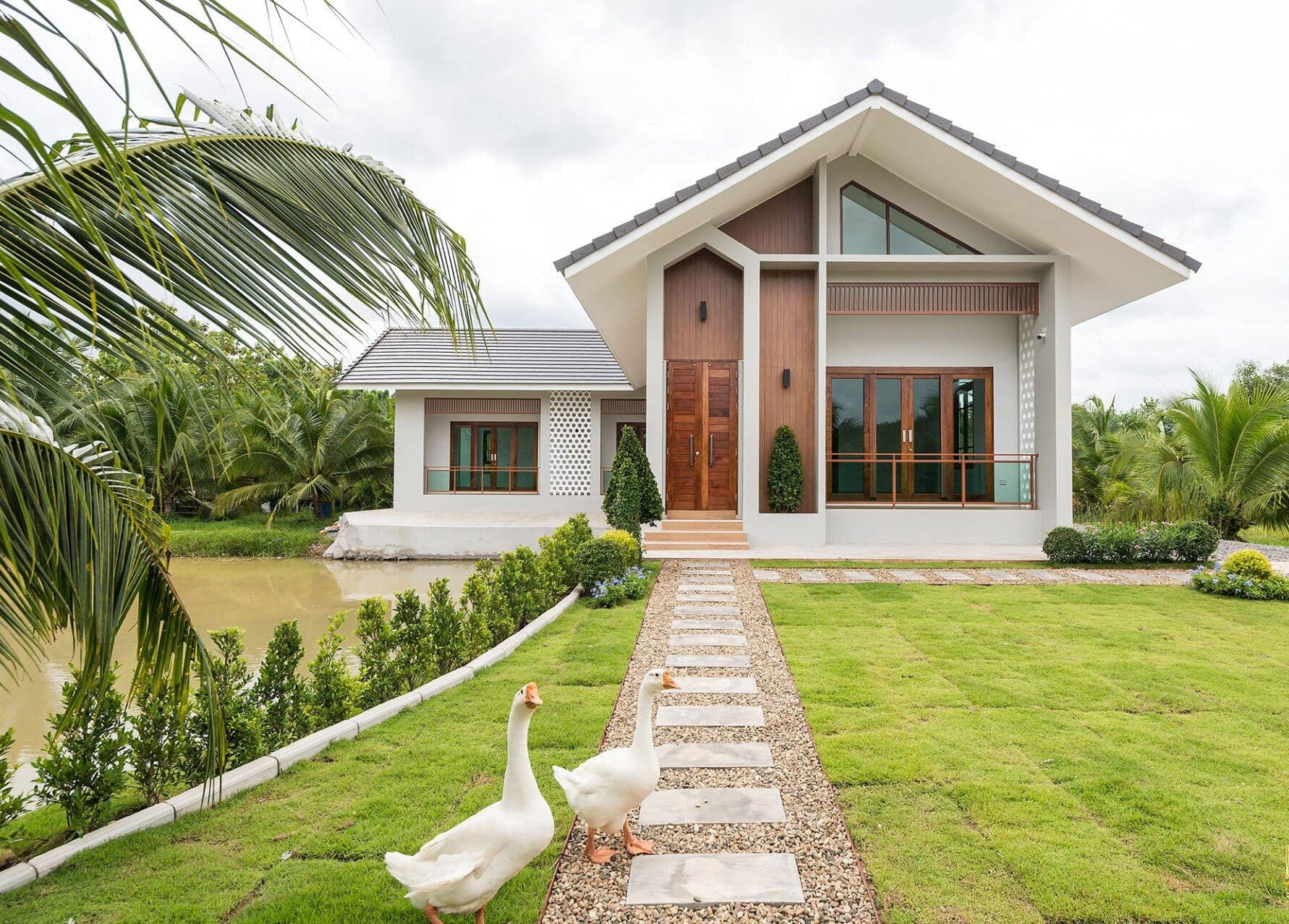 Nhà chữ L 3 phòng ngủ, nằm cạnh vườn và ao cá rộng rãi, an nhiên