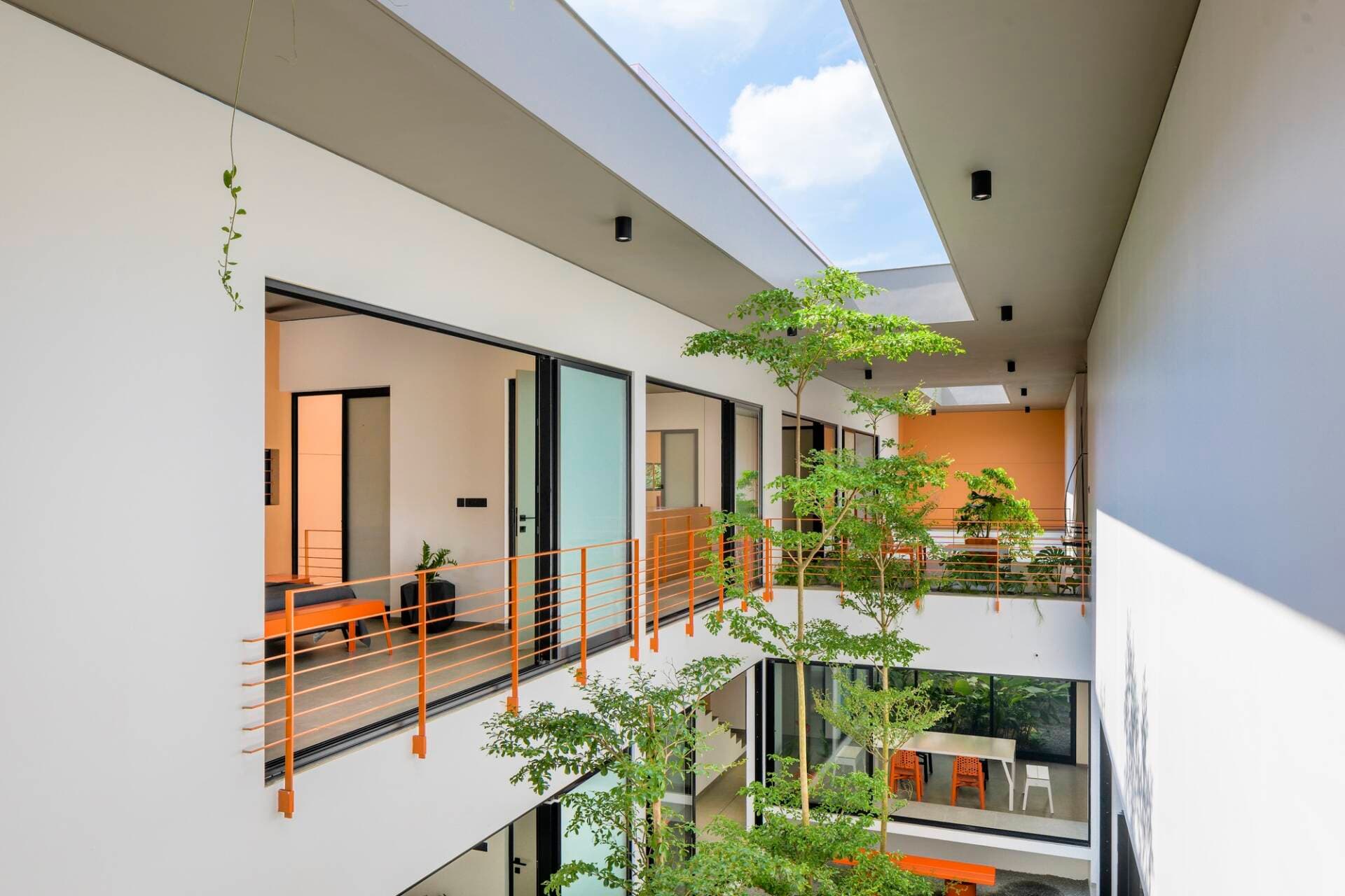 Nhà có đến 3 sân trong kết hợp giếng trời, vì gia chủ muốn “tận hưởng cơn mưa từ mọi phòng”