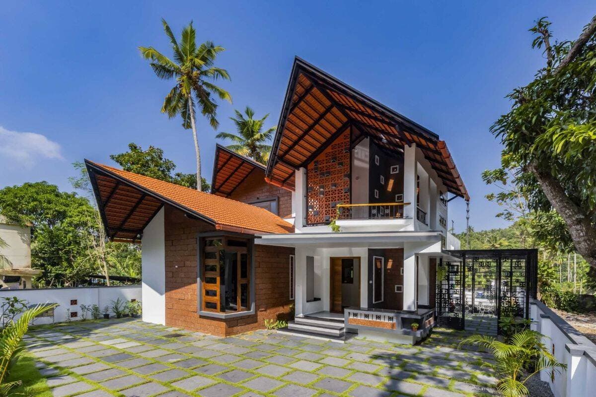 Nhà ngói đỏ dốc và dài, kết hợp thiết kế đan xen khu vực mở - bán mở - đóng để trong nhà dịu mát