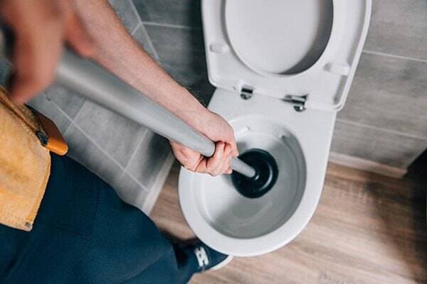 5 cách thông bồn cầu bằng nước nóng