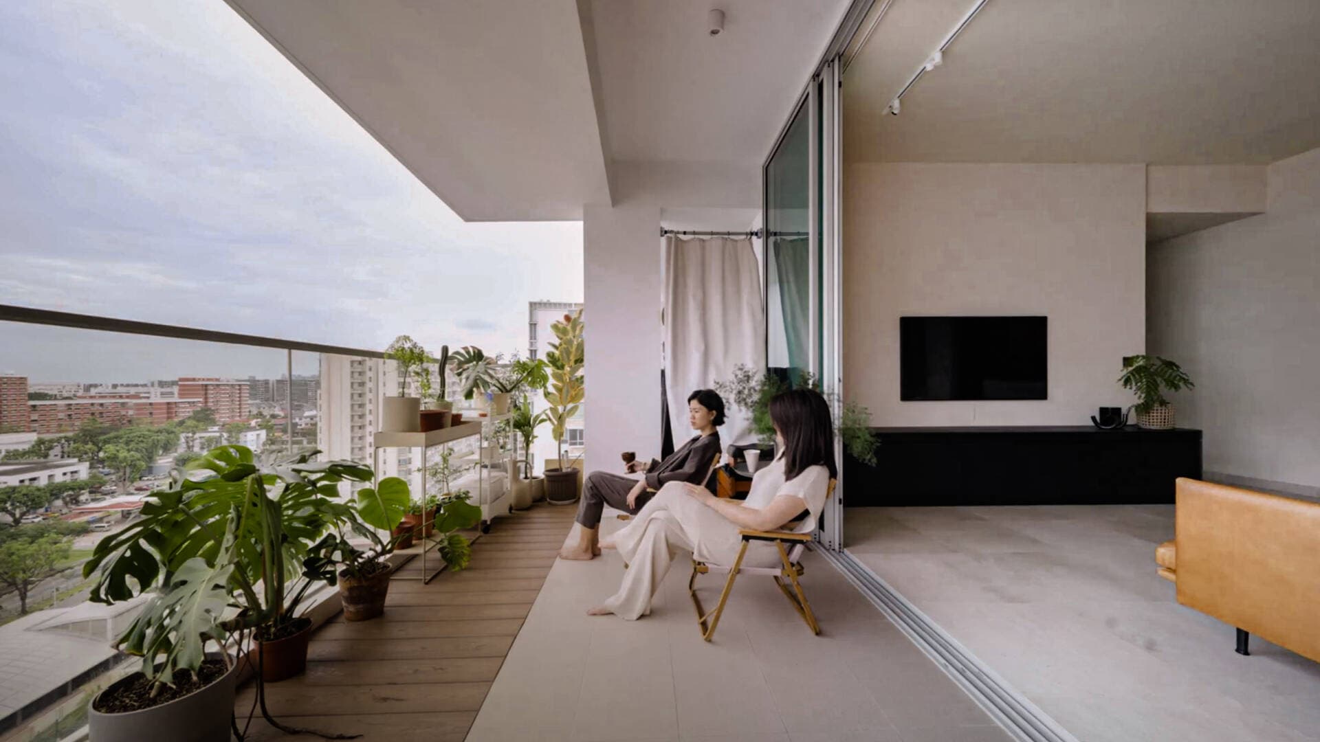 Căn hộ sở hữu ban công rộng rãi, view toàn thành phố - nơi giải tỏa căng thẳng mỗi ngày cho gia chủ