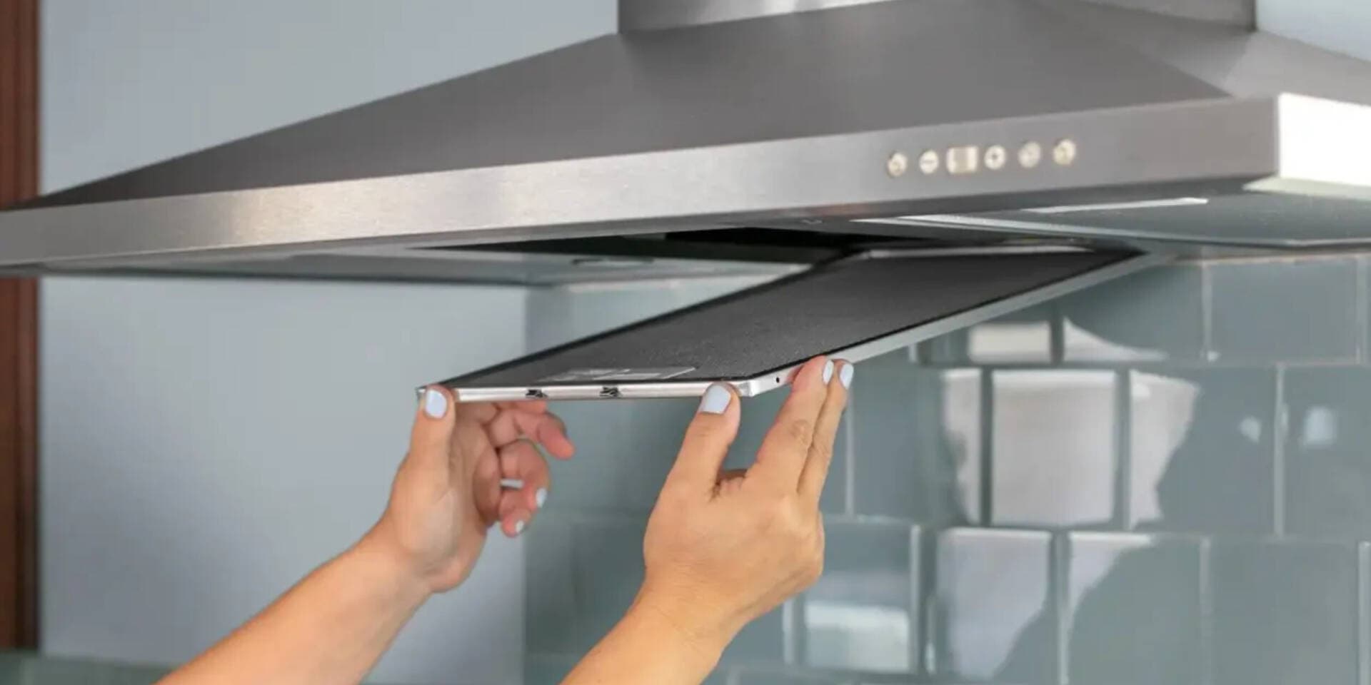 Cách tẩy sạch mảng bám dầu mỡ trên tấm lọc máy hút mùi bếp