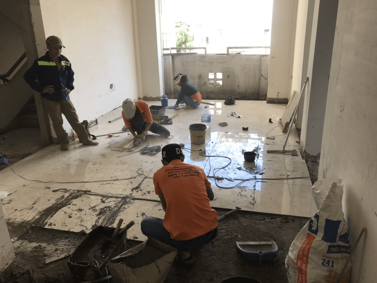 Nền nhà phồng rộp, nứt nẻ do đâu? Cách xử lý hiệu quả theo từng trường hợp