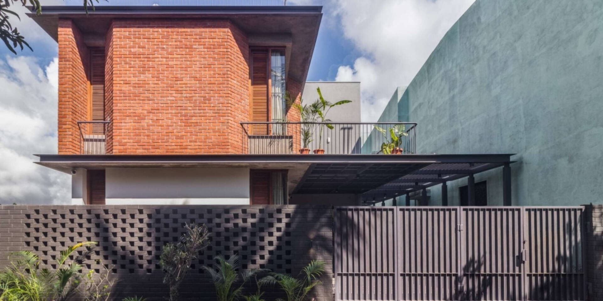 Nhà của gia đình 3 thế hệ ở Ấn Độ gây ấn tượng với thiết kế phòng khách thông tầng rộng lớn