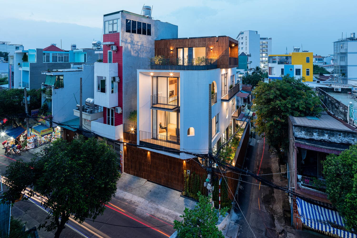 Nhà phố Sài Gòn có 3 mặt tiền, nằm giữa 2 sân riêng biệt