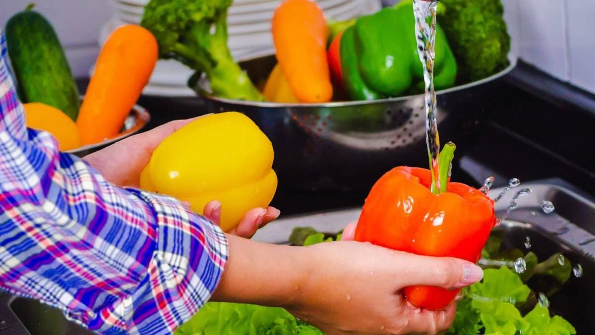 Rửa trái cây có loại bỏ được triệt để thuốc trừ sâu hay không?