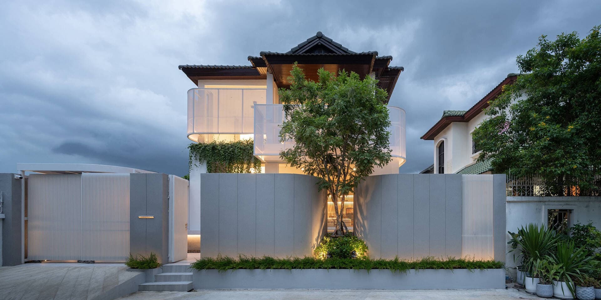 Gia chủ cải tạo nhà theo phong cách hiện đại, giữ lại mái nhà và cầu thang gỗ để lưu dấu kỷ niệm