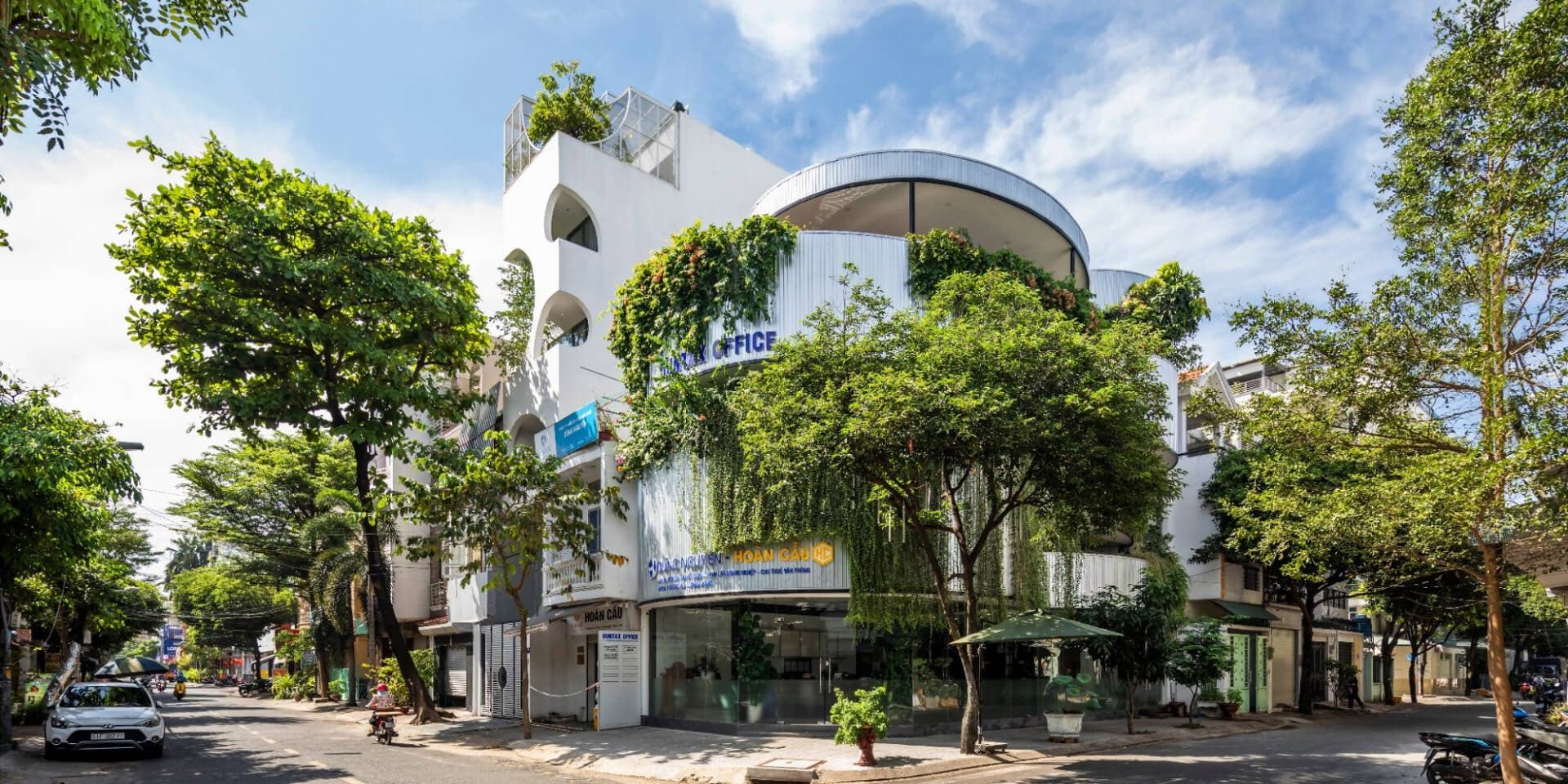 Thiết kế văn phòng xanh Duntax Office thích ứng với bối cảnh đô thị tại TP.HCM