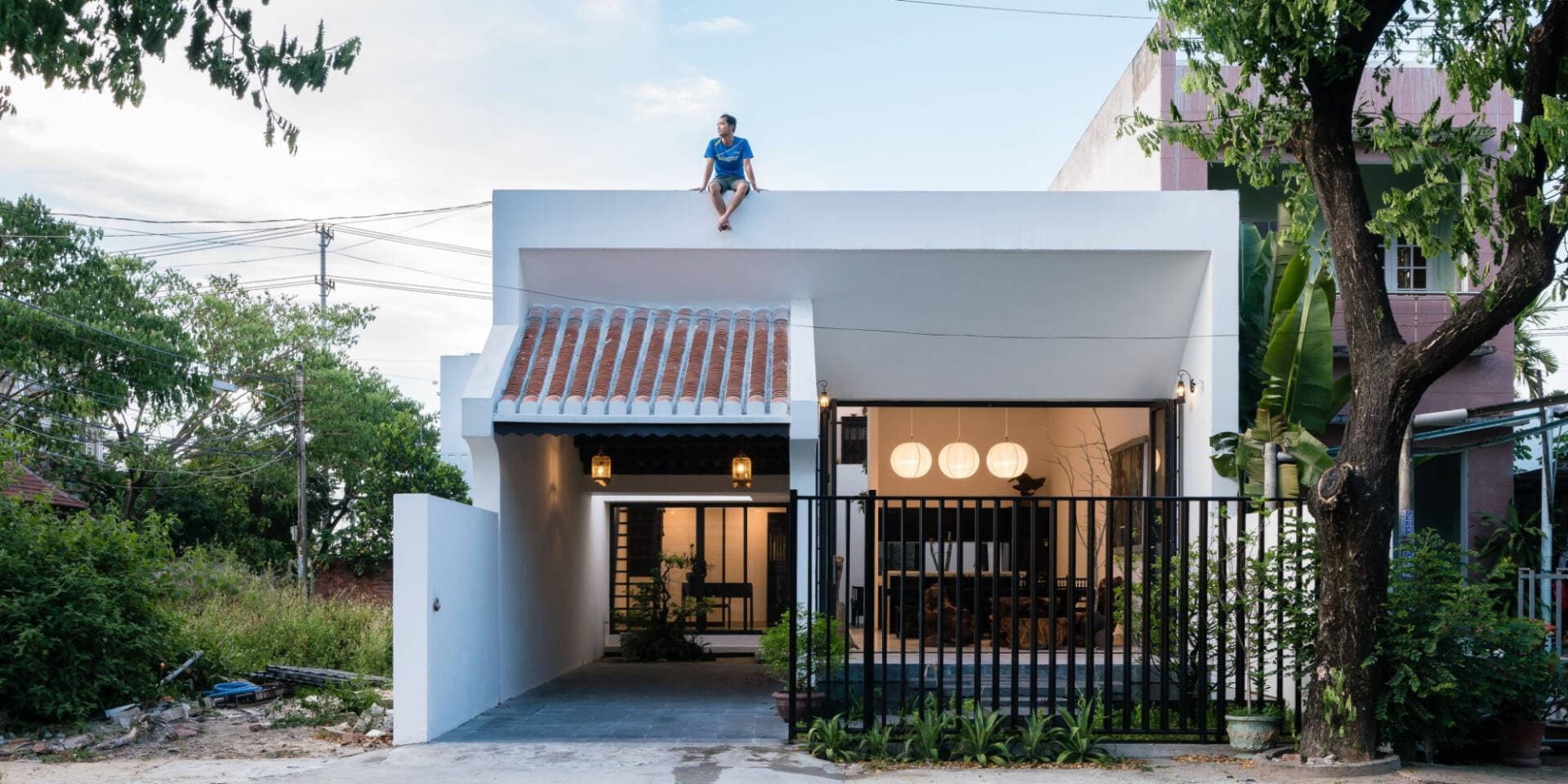 Nhà phố Hội An Khánh House với sân trong, giếng trời và hồ cá mở ra không gian gần gũi thiên nhiên