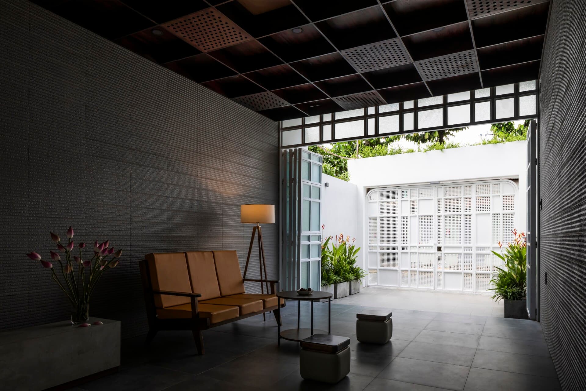 J House- Giải quyết không gian xanh, ánh sáng và thông gió tự nhiên, chống ồn cho nhà phố