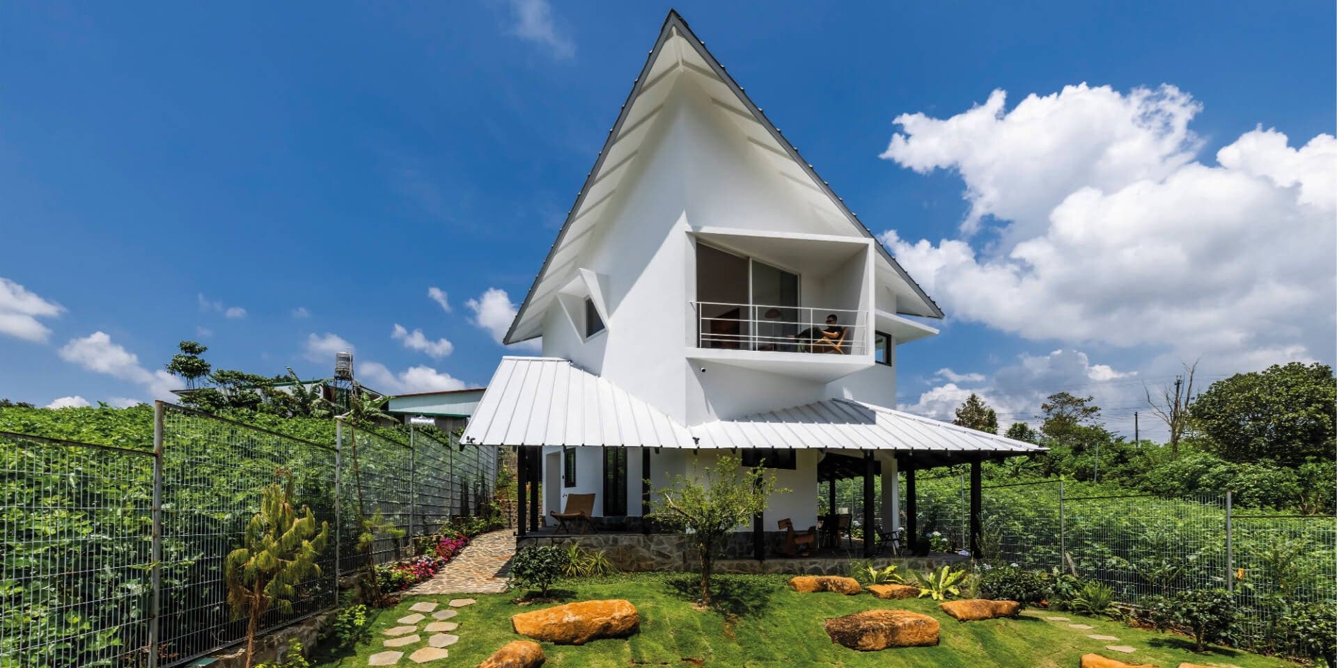 Nhà vườn Dâu Tằm House ở Bảo Lộc hòa quyện kiến trúc với thiên nhiên trên địa hình đồi dốc