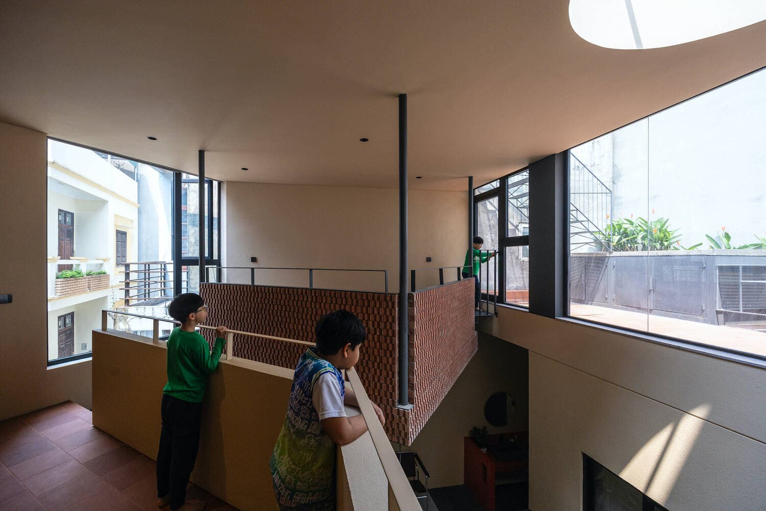Lĩnh Nam House: Giải bài toán ánh sáng và gió trời cho nhà ống trong ngõ nhỏ