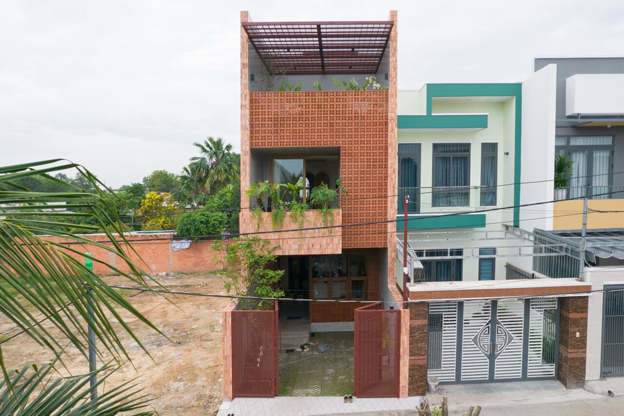 Trúc House: Nhà phố 3 tầng ứng dụng gạch đất nung, tối ưu thông gió và ánh sáng tự nhiên