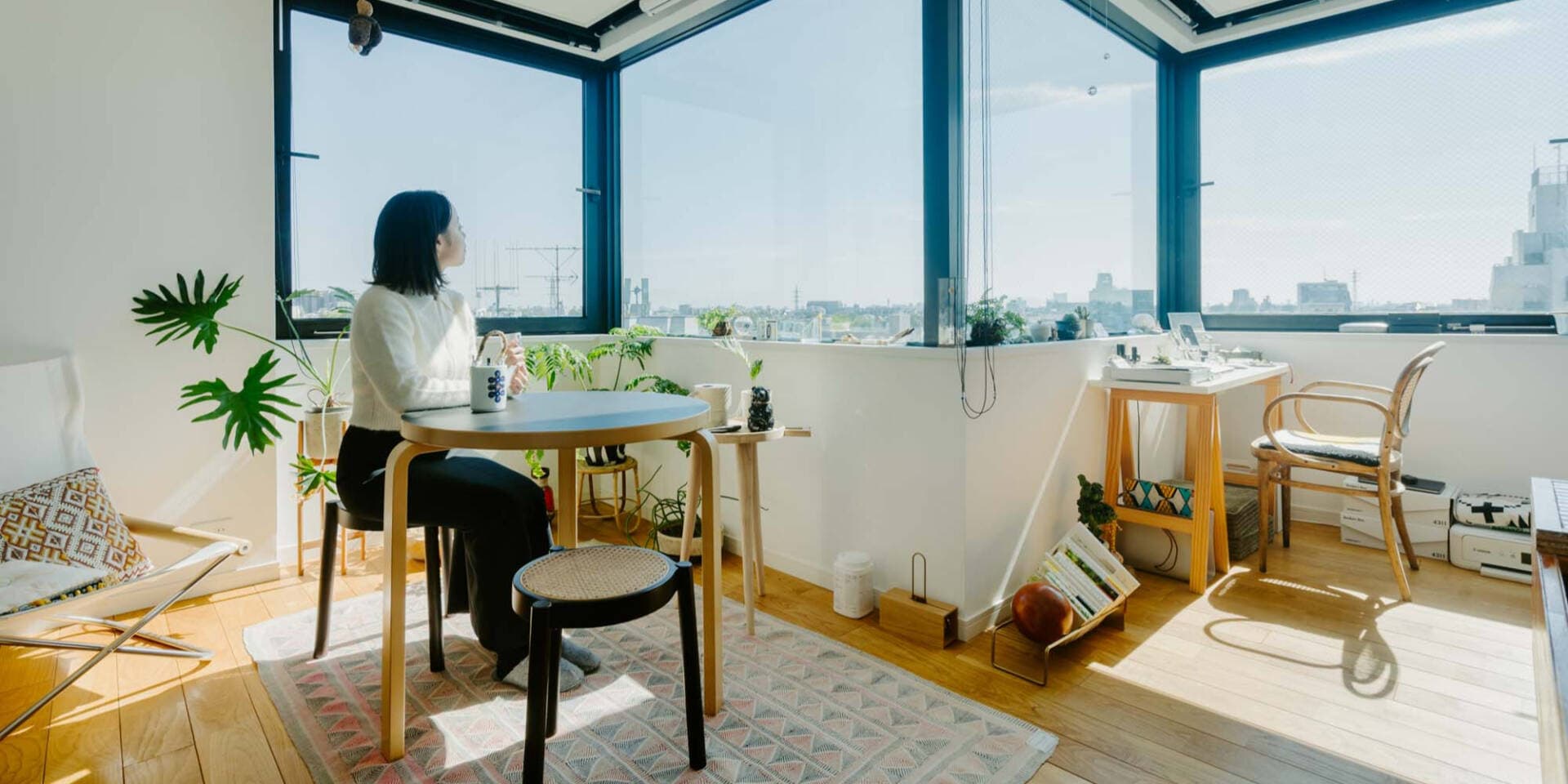 Nữ biên tập viên cải tạo căn hộ 40m2 thành tổ ấm tối giản, tràn đầy năng lượng tích cực