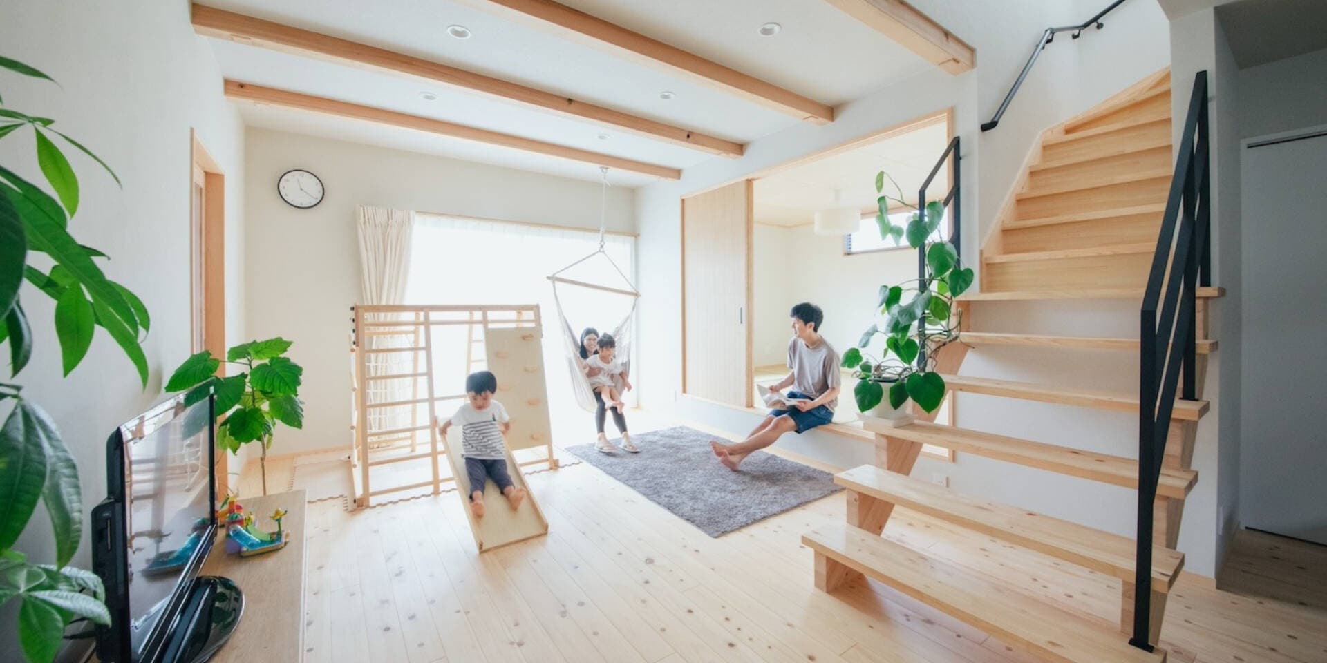 Vợ chồng trẻ xây nhà 2 tầng, dành riêng phòng khách làm sân chơi cho con