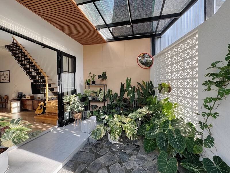 Nhà 2 tầng 80m2 tại Đà Nẵng: Giải pháp sân trong và thông tầng cho không gian ngập tràn ánh sáng