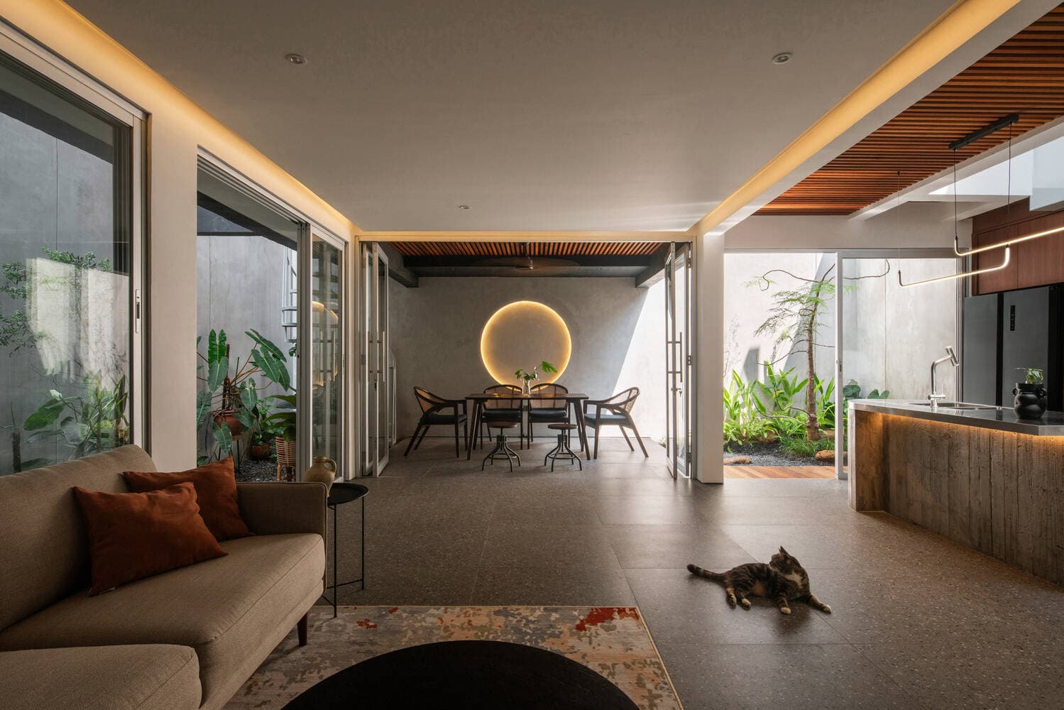Nhà phố nhiệt đới 10º House tại Jakarta - Khi góc nghiêng định hình lại sự riêng tư và vi khí hậu
