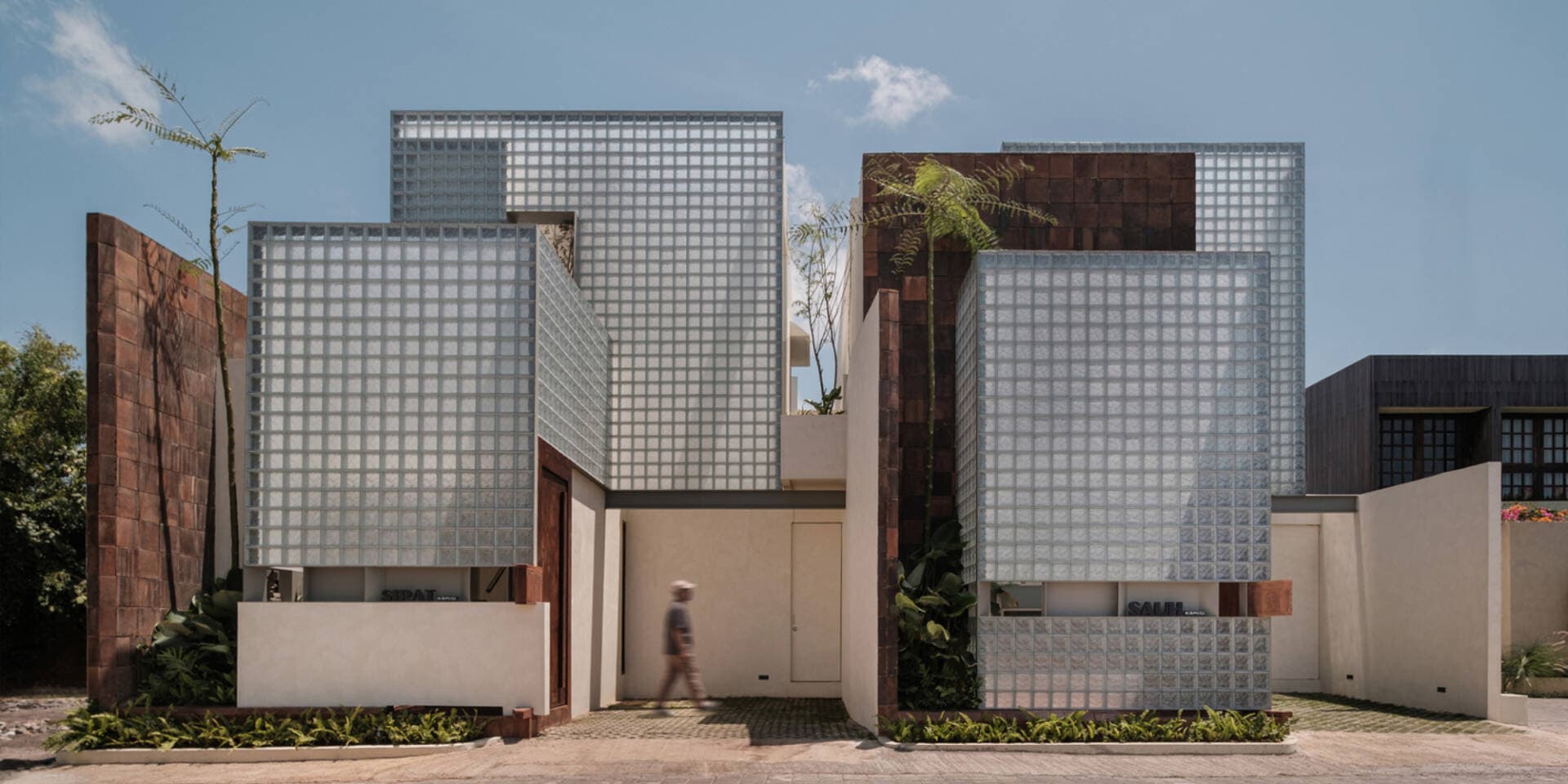 Villa Sipat & Sauh: Biệt thự cho thuê phá cách với mặt tiền gạch kính và không gian hướng tâm ấm áp