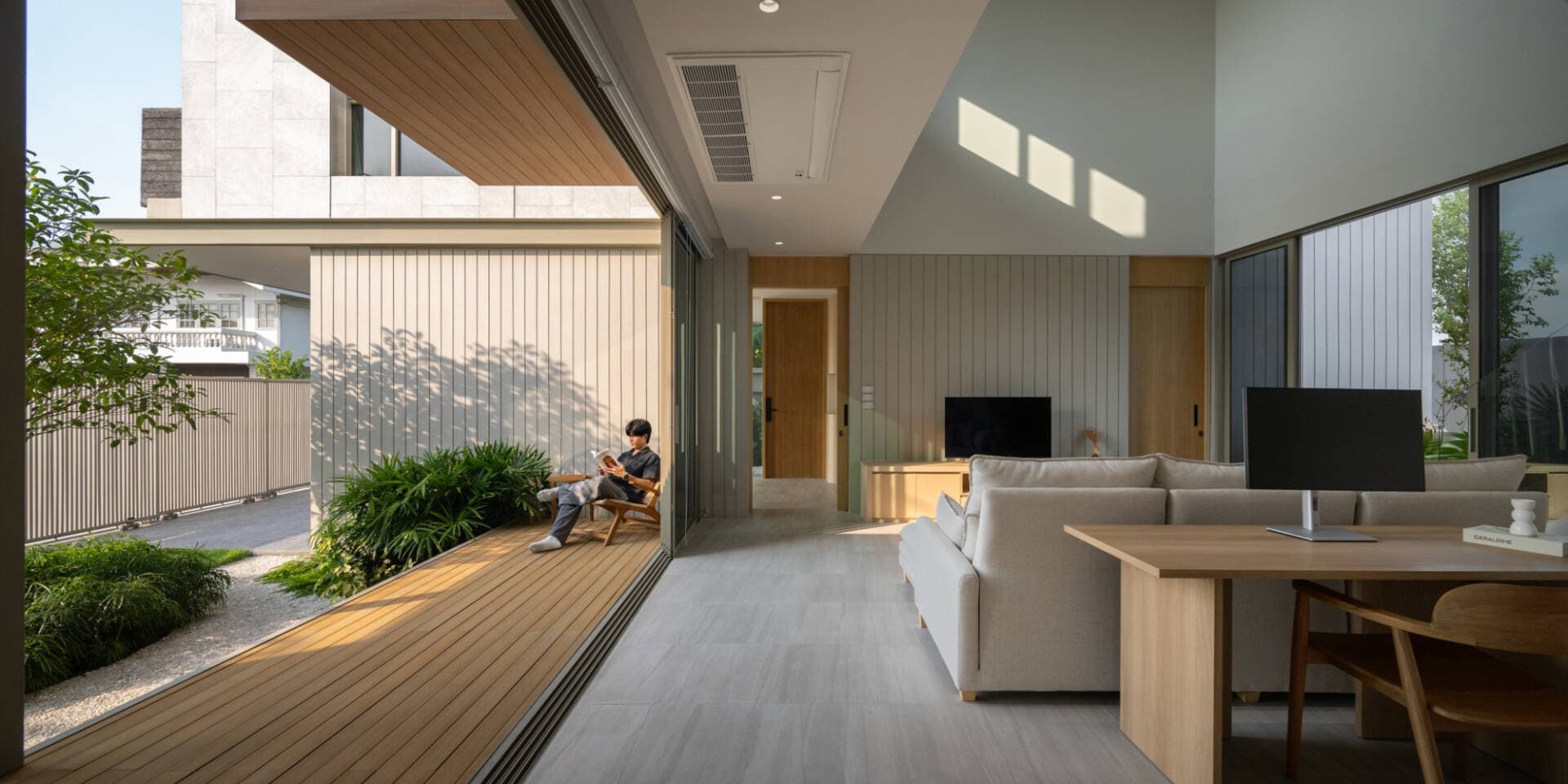 Nhà 2 tầng IP House thiết kế cắt nhưng không tách giúp duy trì kết nối gia đình