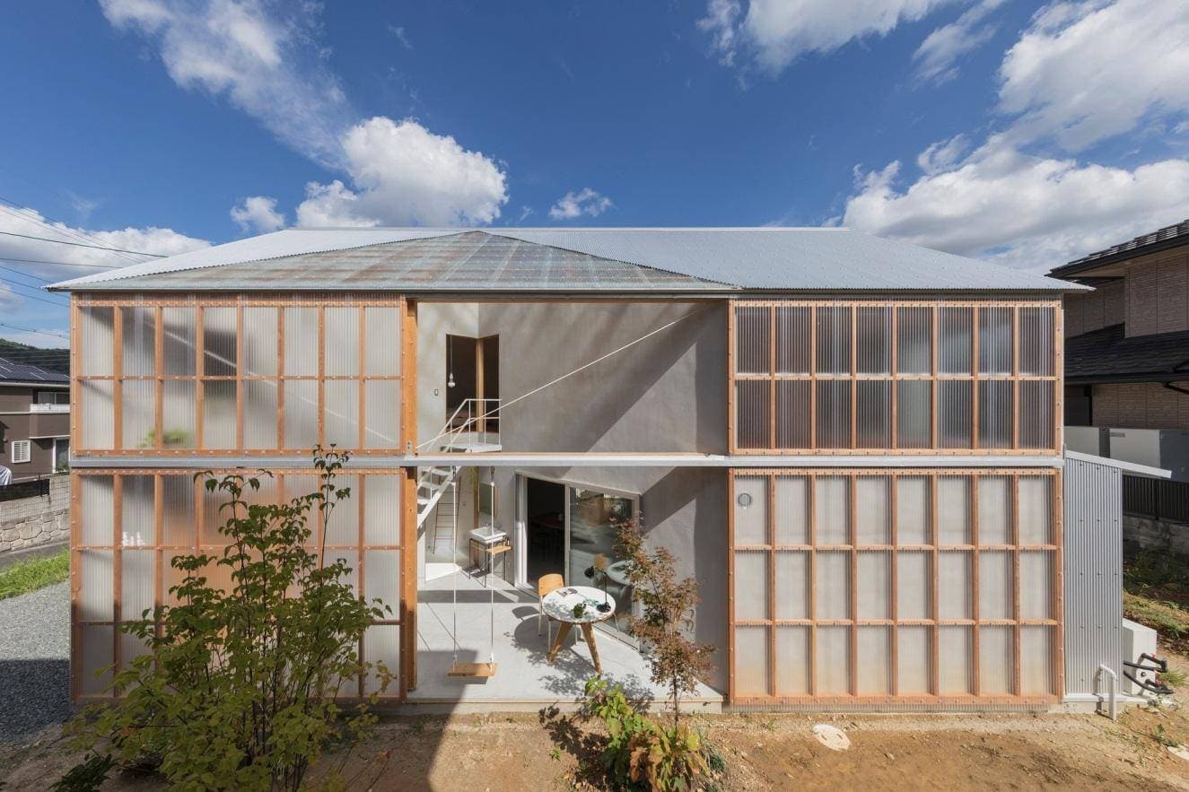 Ngôi nhà Nhật có toàn bộ mặt tiền là tấm polycarbonate để đón nắng - House in Sonobe