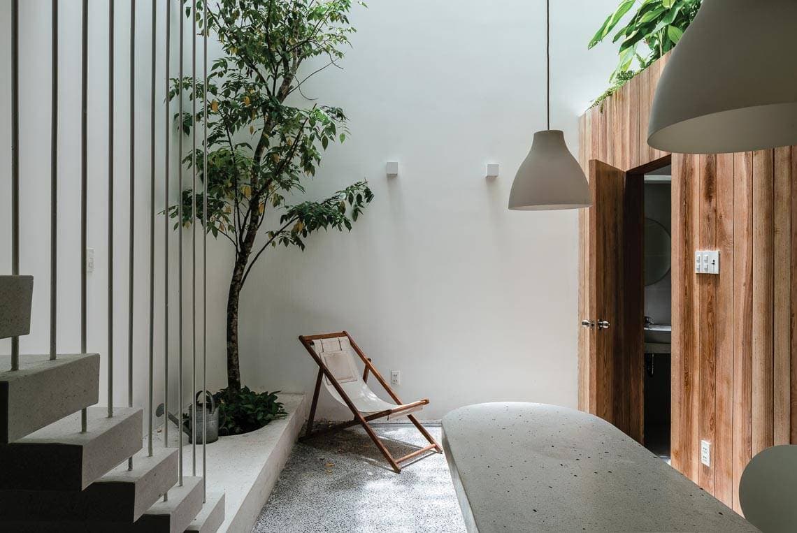 Patio House - Ngôi nhà che giấu sự tĩnh lặng sau lớp cửa mặt tiền ấn tượng