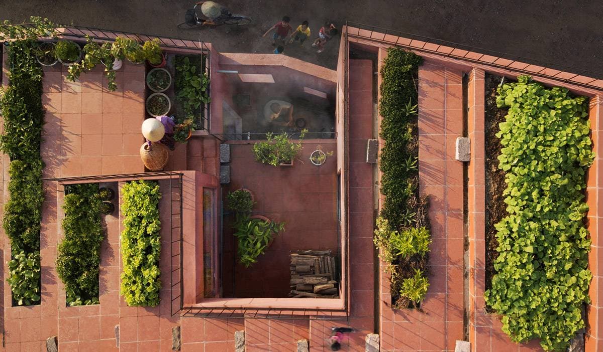 Ngôi nhà mái đỏ (The Red roof) nổi bật giữa làng quê với vườn rau 7 bậc thang trên mái