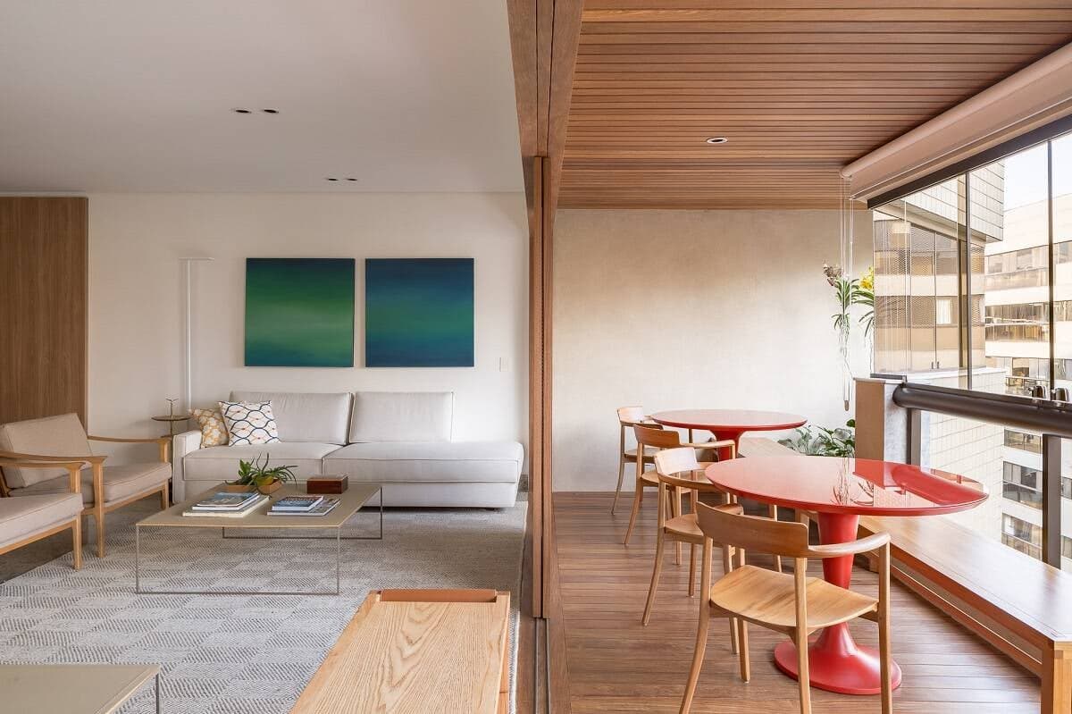 Căn hộ 190m2 thiết kế hẳn 2 phòng khách liền kề để thỏa mãn sở thích ngắm thành phố của gia chủ