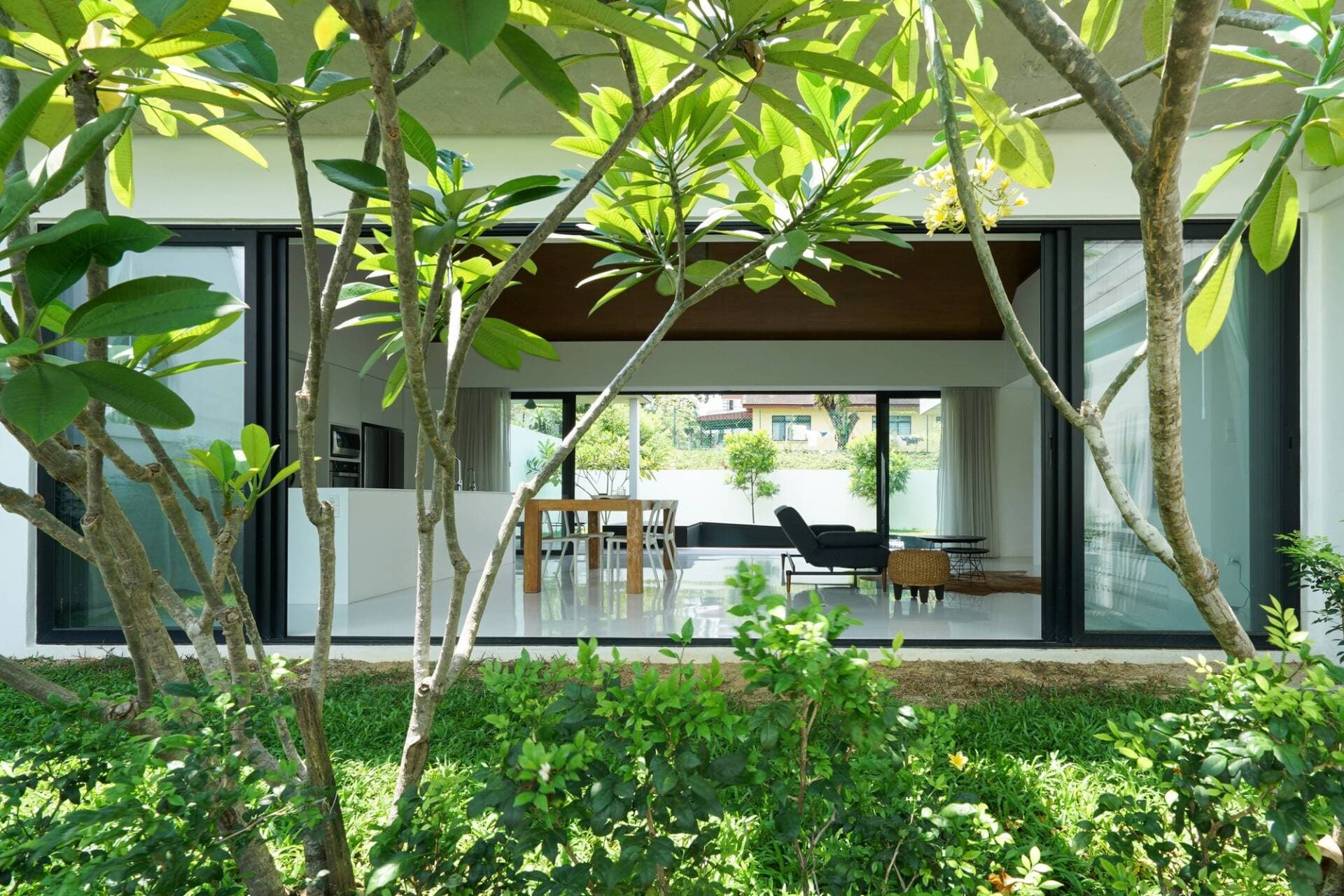 Nhà phố 250m2 nổi bật nhờ thiết kế gara để xe rộng rãi và sân trong xanh mướt