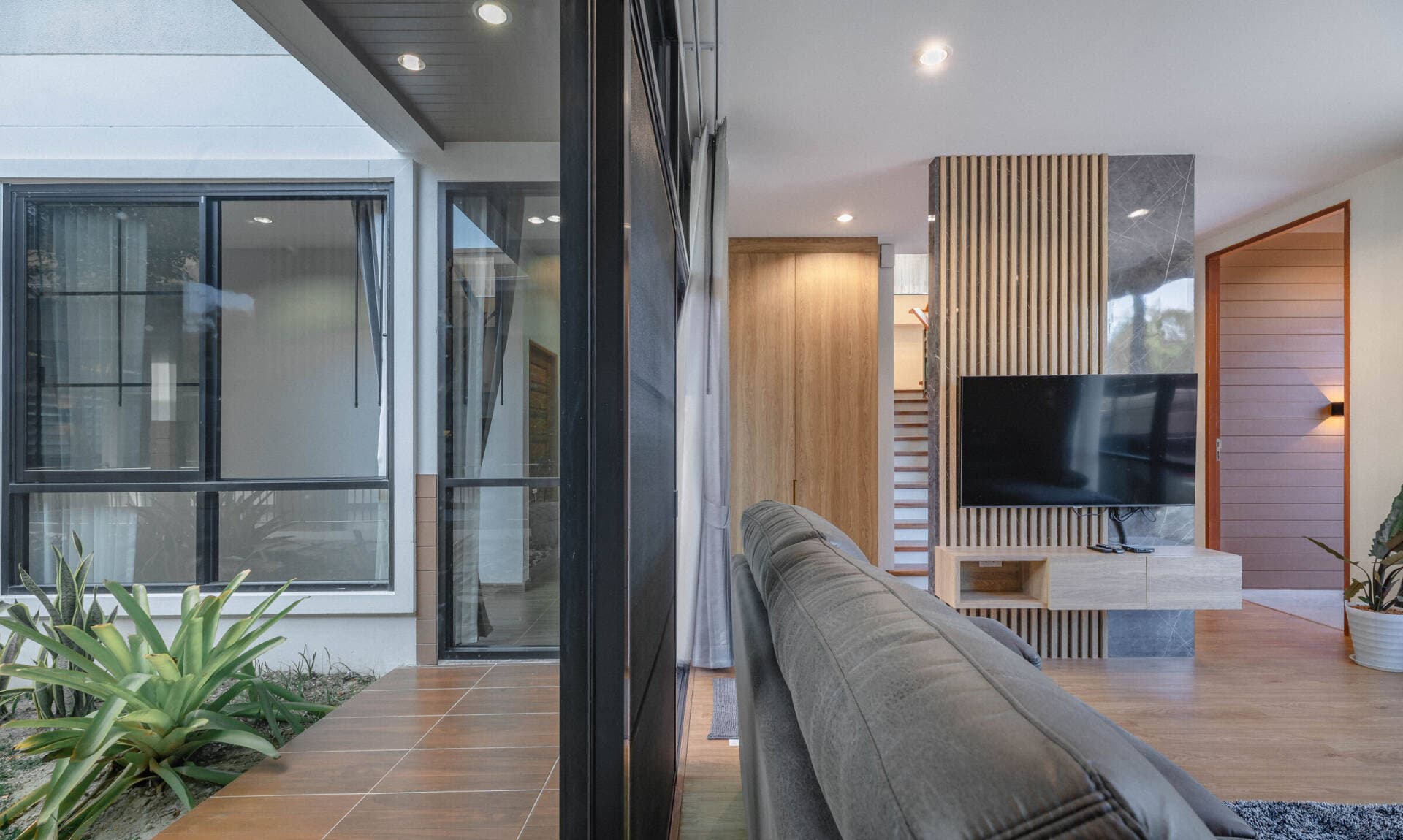 Nhà Thái Lan rộng 260m2, sở hữu kiến trúc hiện đại và sang trọng trong mọi góc nhìn
