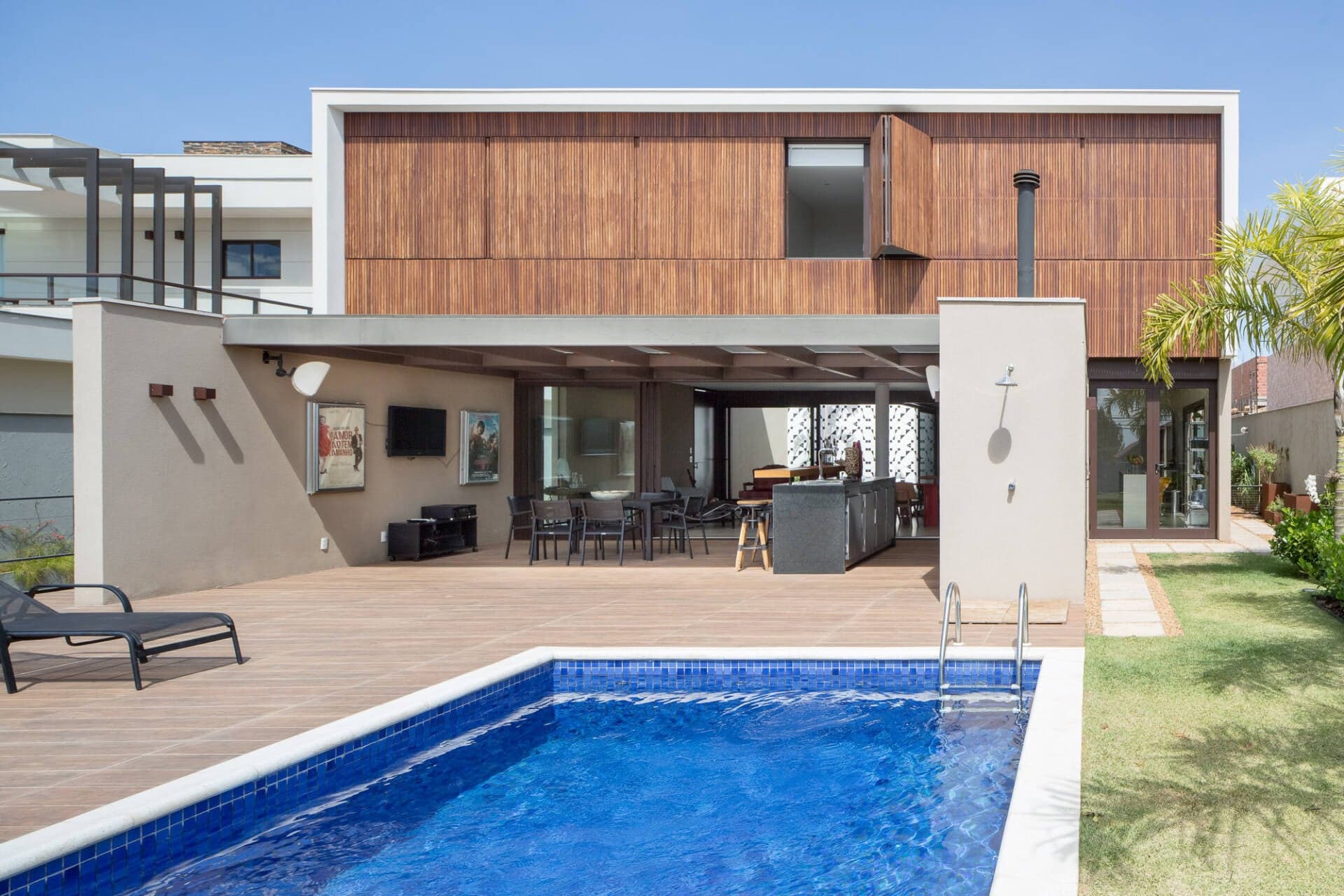 Biến nhược điểm thế đất dốc thành ưu điểm, LA House sang chảnh và hiện đại