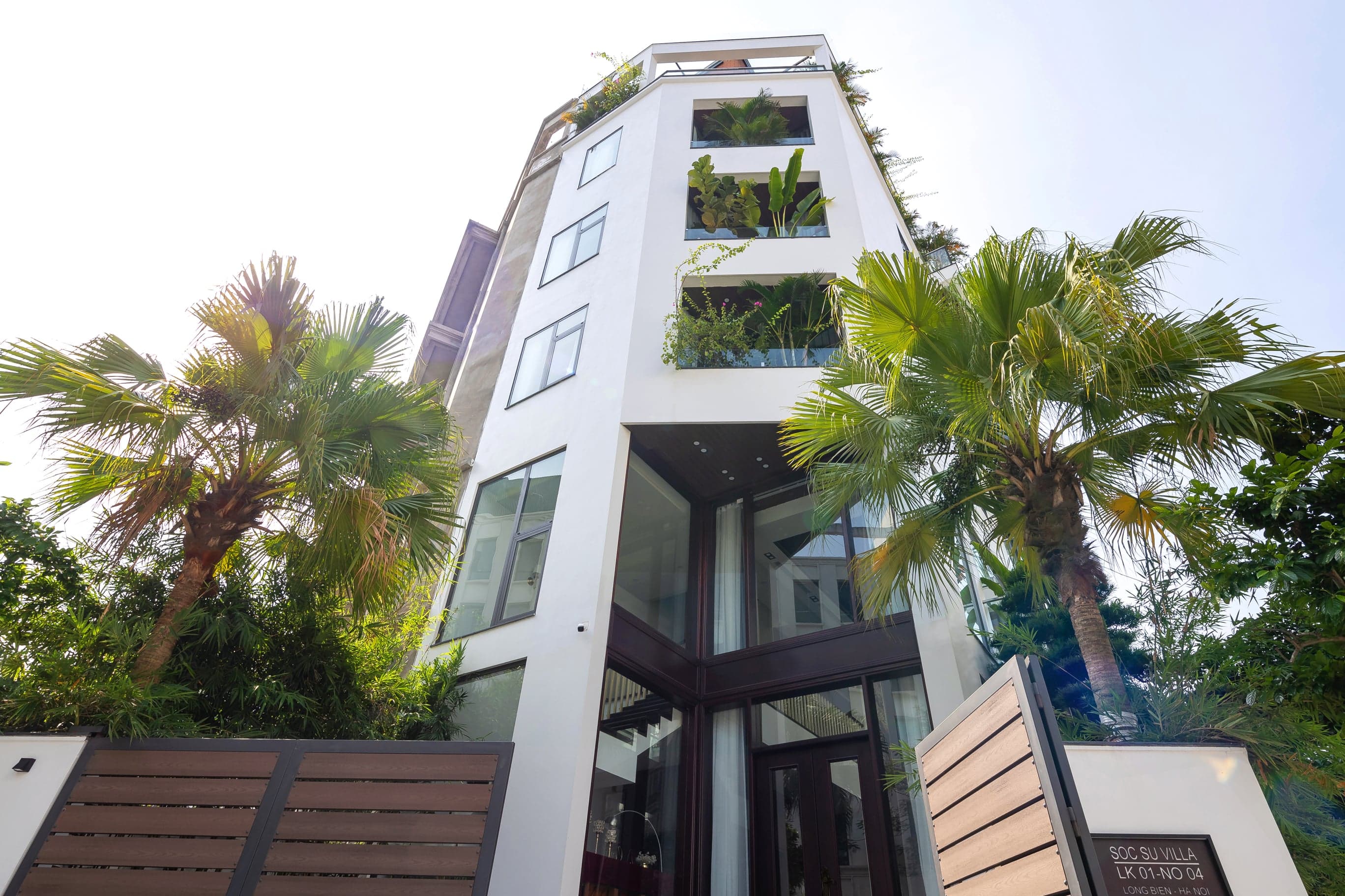 Long Biên Garden như khu vườn ngập ánh sáng, hiện đại, nổi bật giữa ngã ba đường