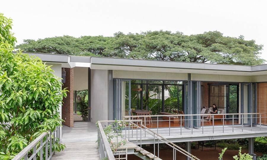 Nhà 1 tầng lấy cảm hứng từ kiểu nhà Thái kết hợp đền chùa, là nơi nghỉ, thiền tịnh của chủ nhà